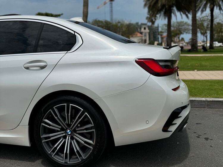 BMW 3-Series 330 i 2019 - Image 4