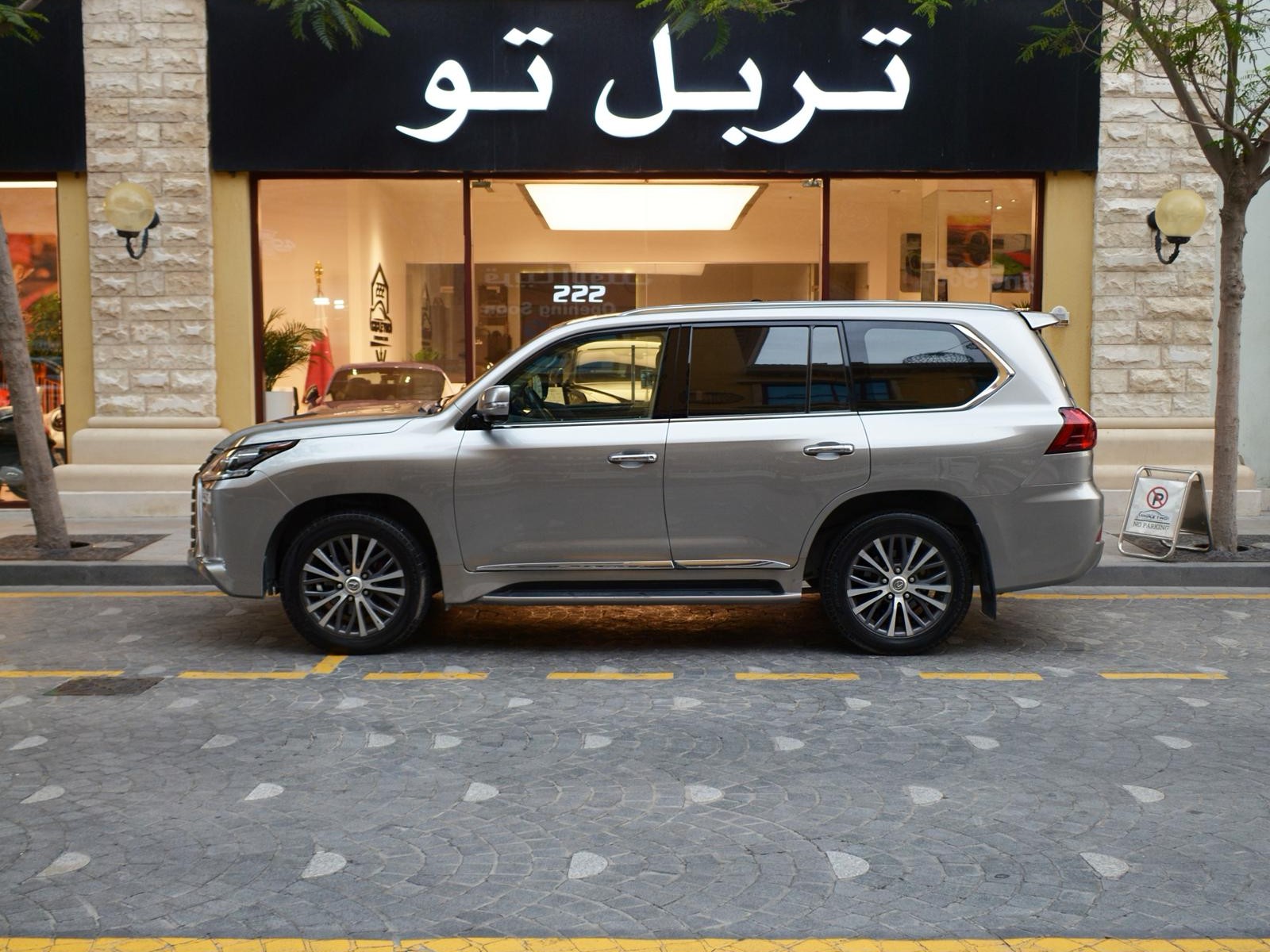 Lexus LX 570 S 2016 - Image 2