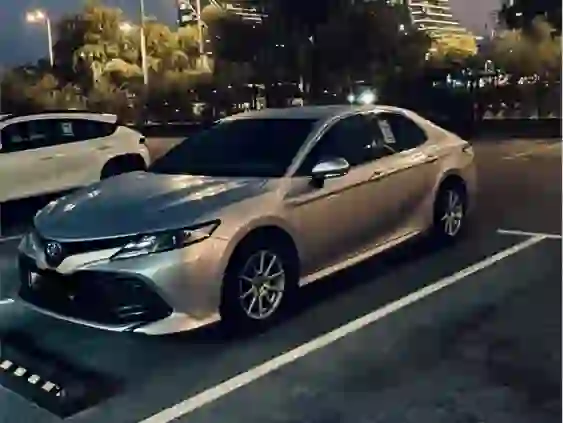 Toyota Camry HYBRID 2020 - Image 2