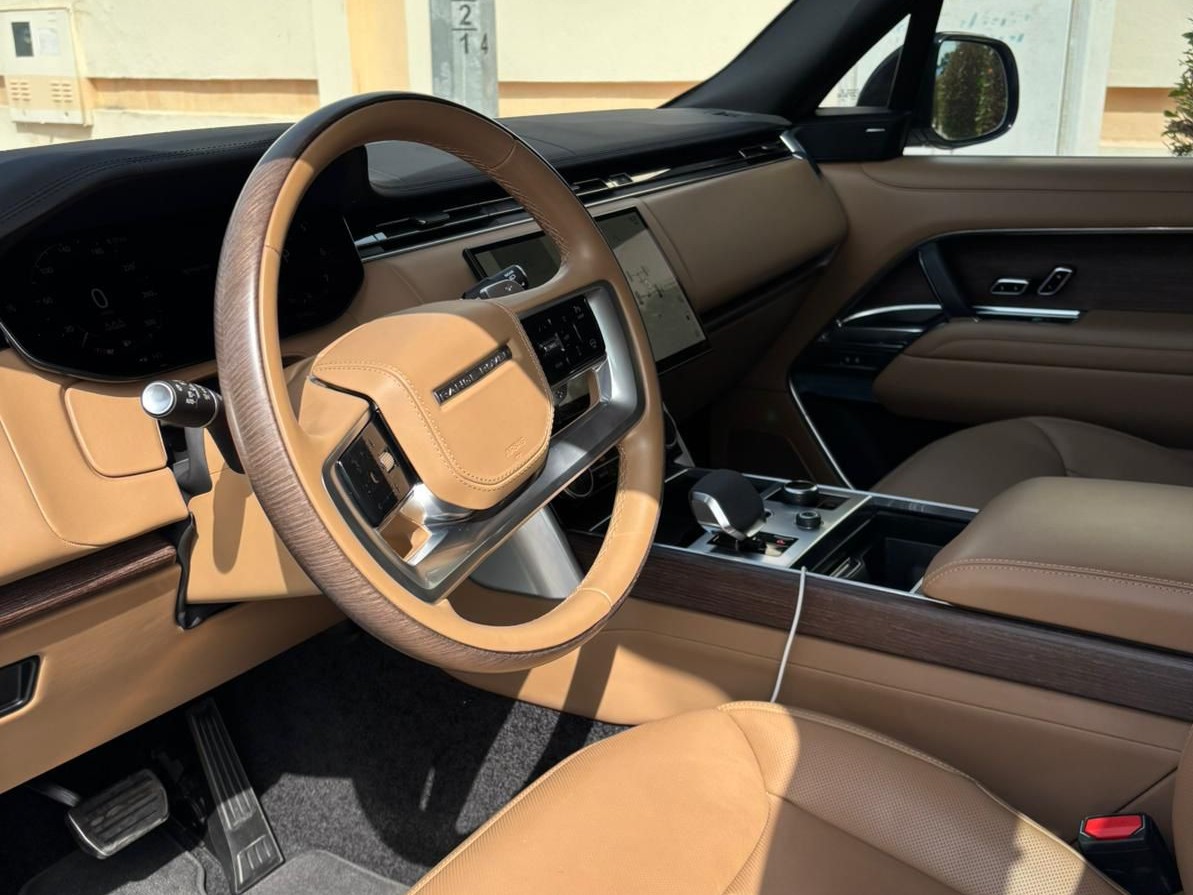 Land Rover Range Rover Vogue SE 2023 - Image 2