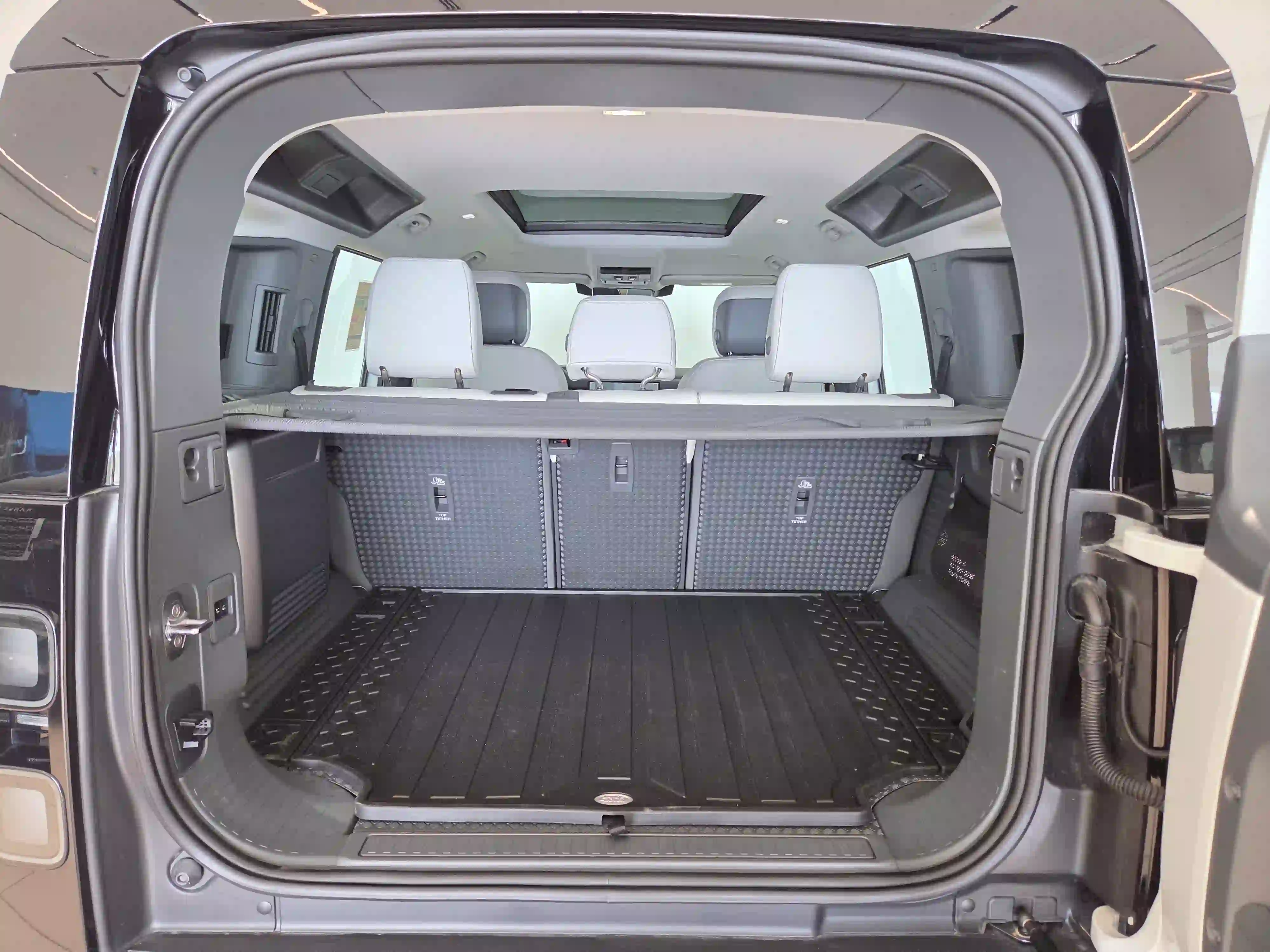 Land Rover Defender 110 3.0i6 X-Dynamic HSE 2026 — photo 9 for sale in Qatar