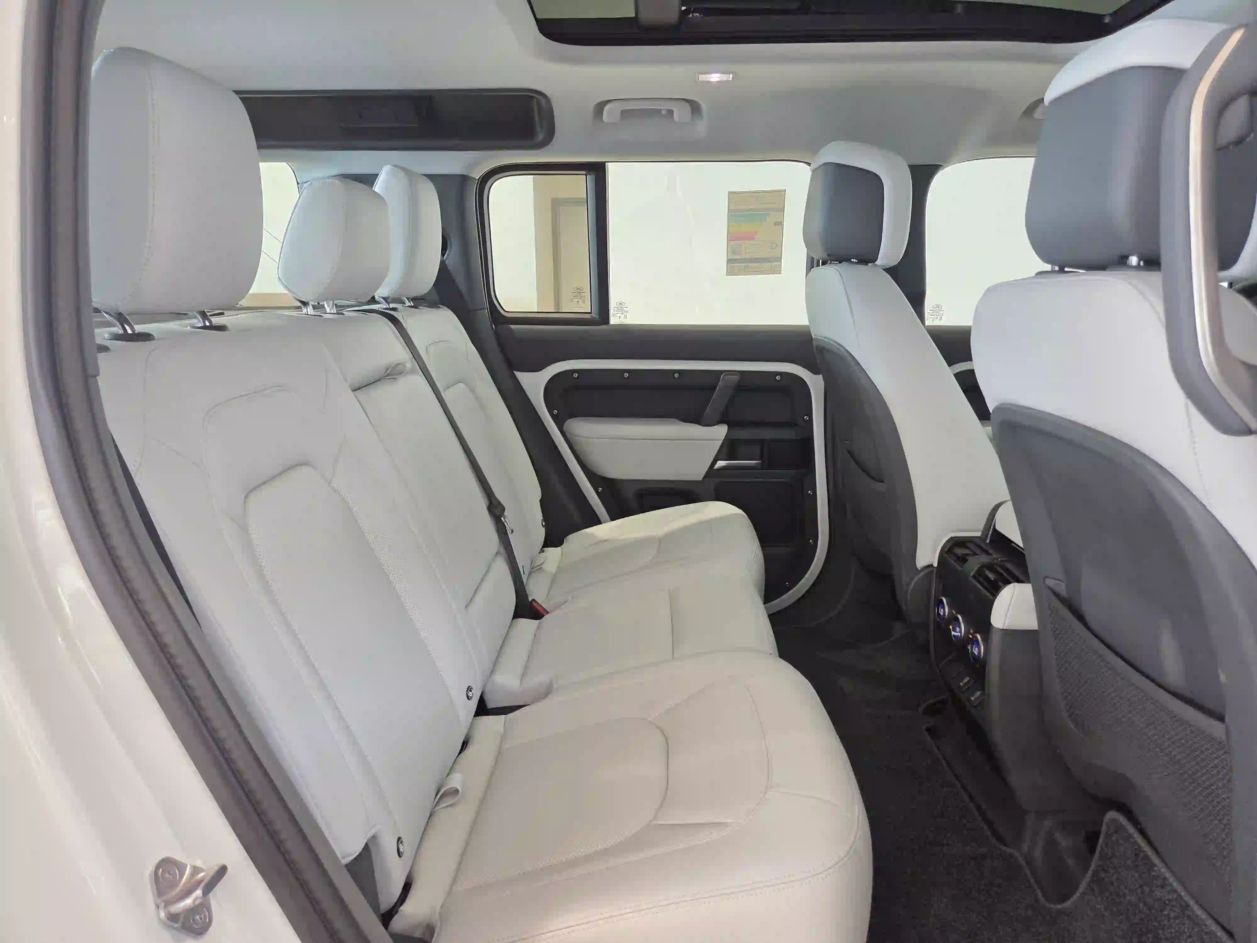 Land Rover Defender 110 3.0i6 X-Dynamic HSE 2026 — photo 11 for sale in Qatar