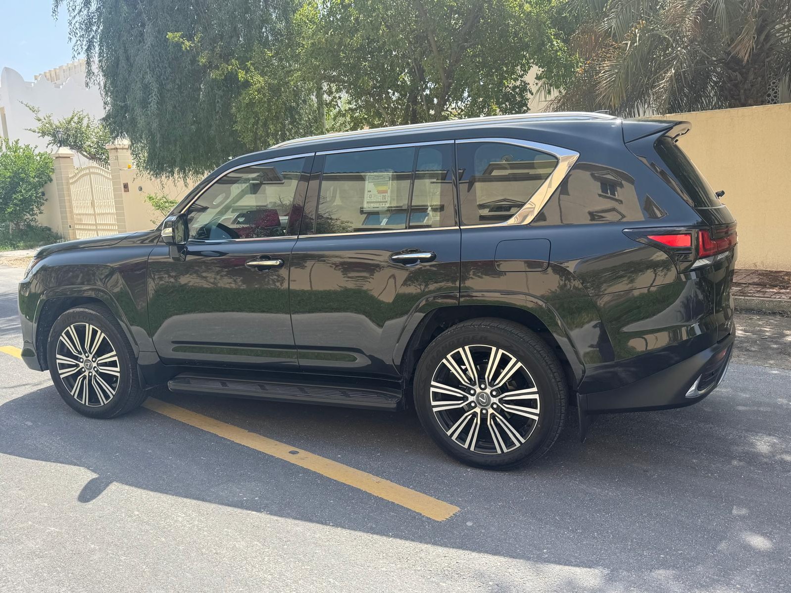 Lexus LX 600 Luxury  2025 - Image 3