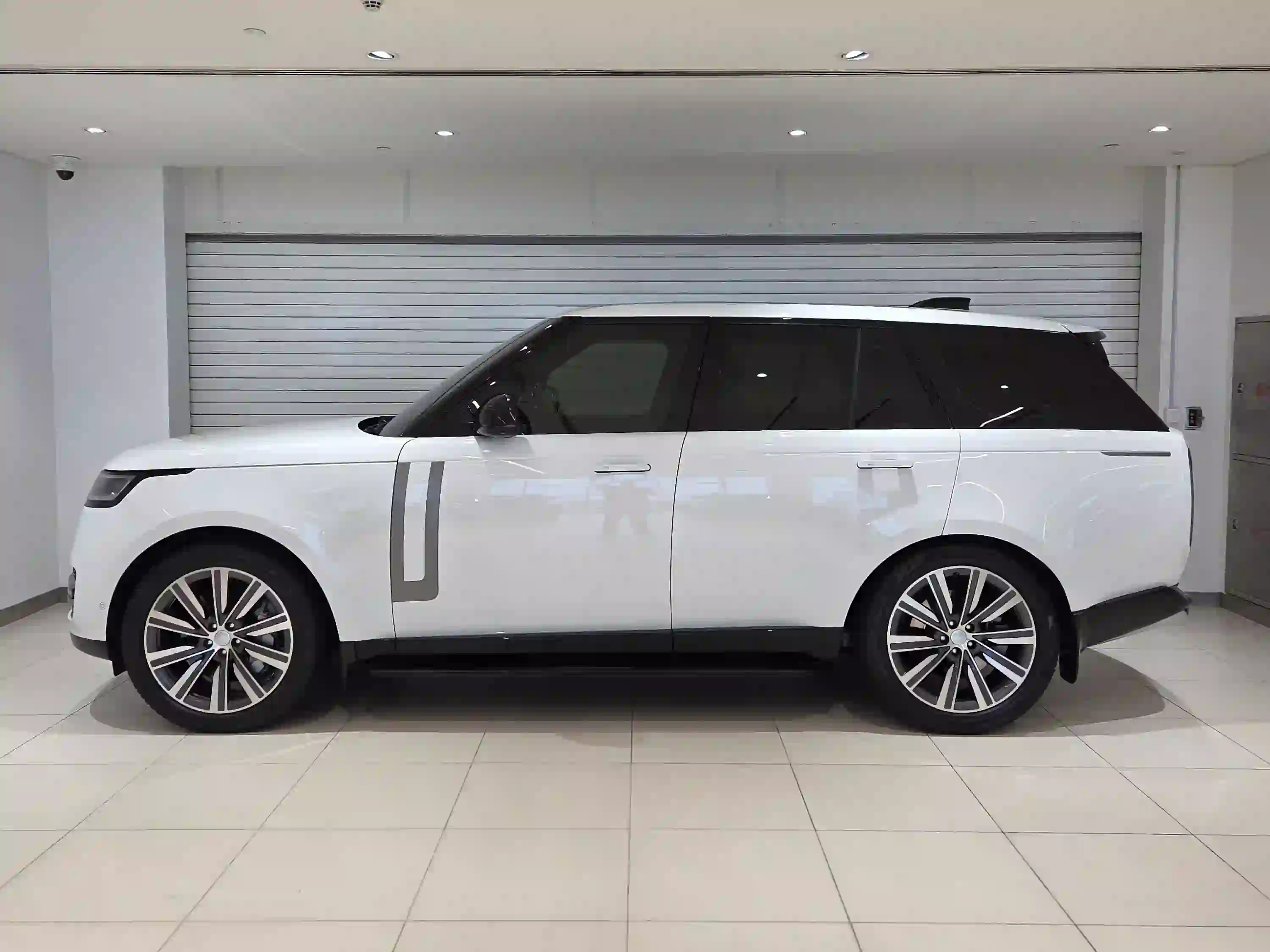 Land Rover Range Rover HSE 2023 - Image 3
