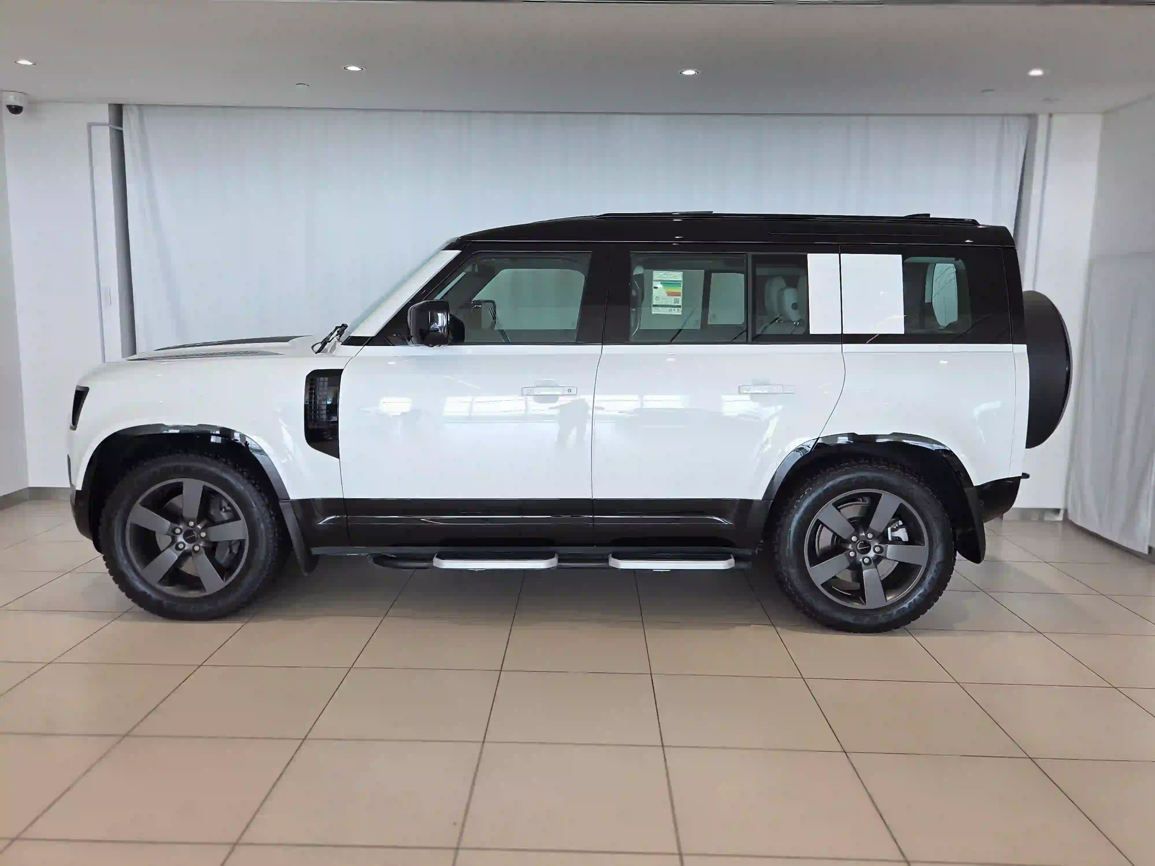 Land Rover Defender 110 3.0i6 X-Dynamic HSE 2026 - Image 4