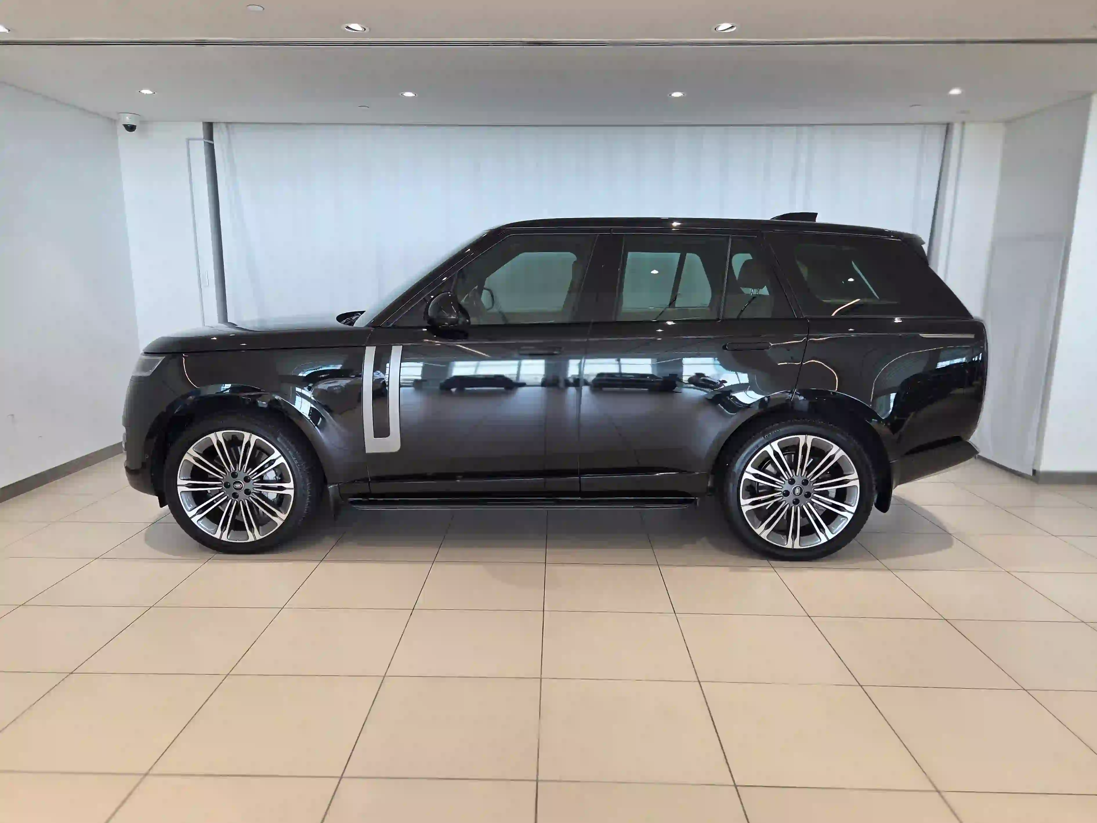 Land Rover Range Rover 4.4 V8 HSE 2025 - Image 3
