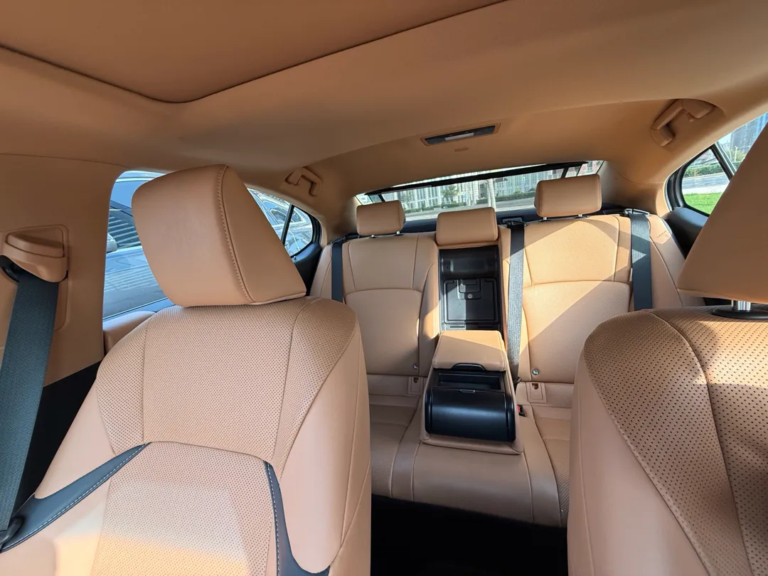 Lexus ES 300h 2023 - Image 3