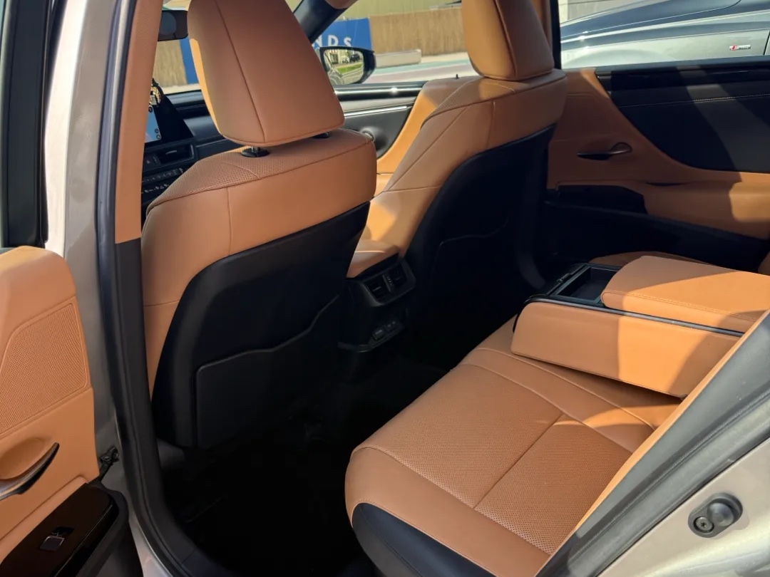 Lexus ES 300h 2023 - Image 4