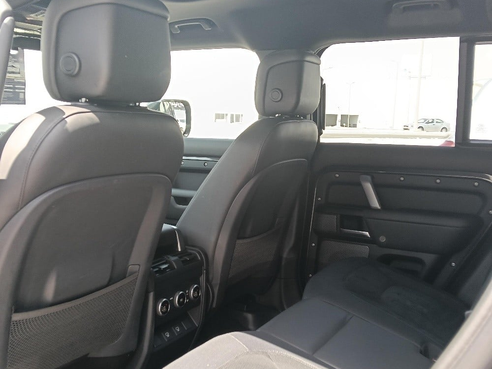 Land Rover Defender - Image 4