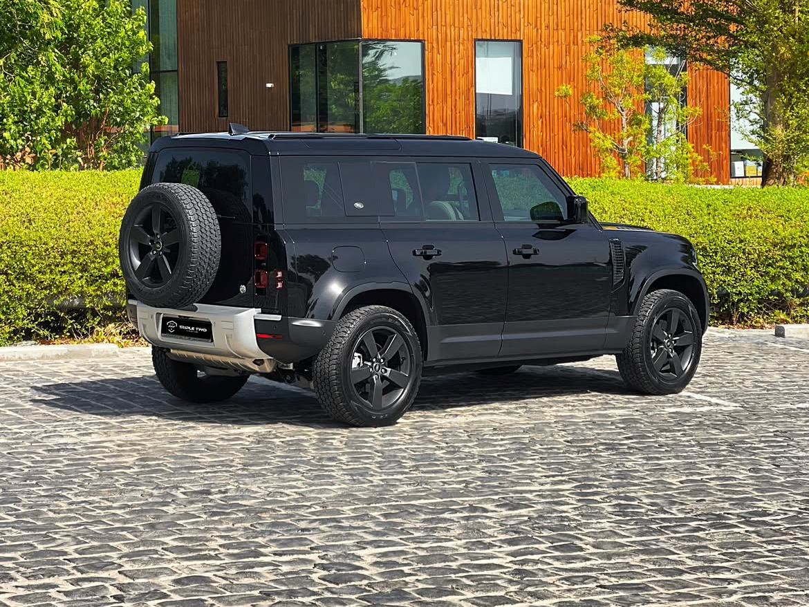 Land Rover Defender 110 S - Image 2