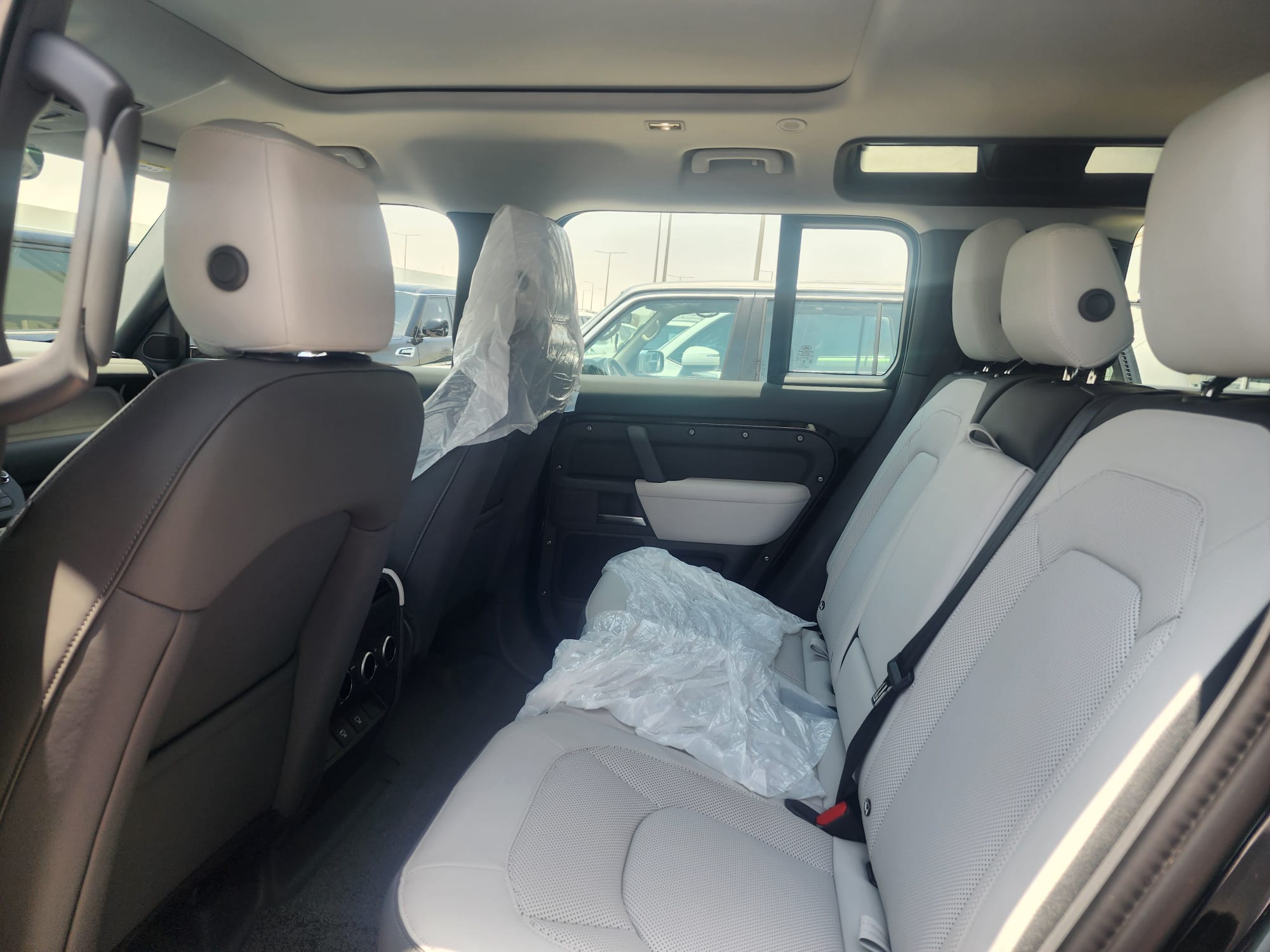 Land Rover Defender - Image 4