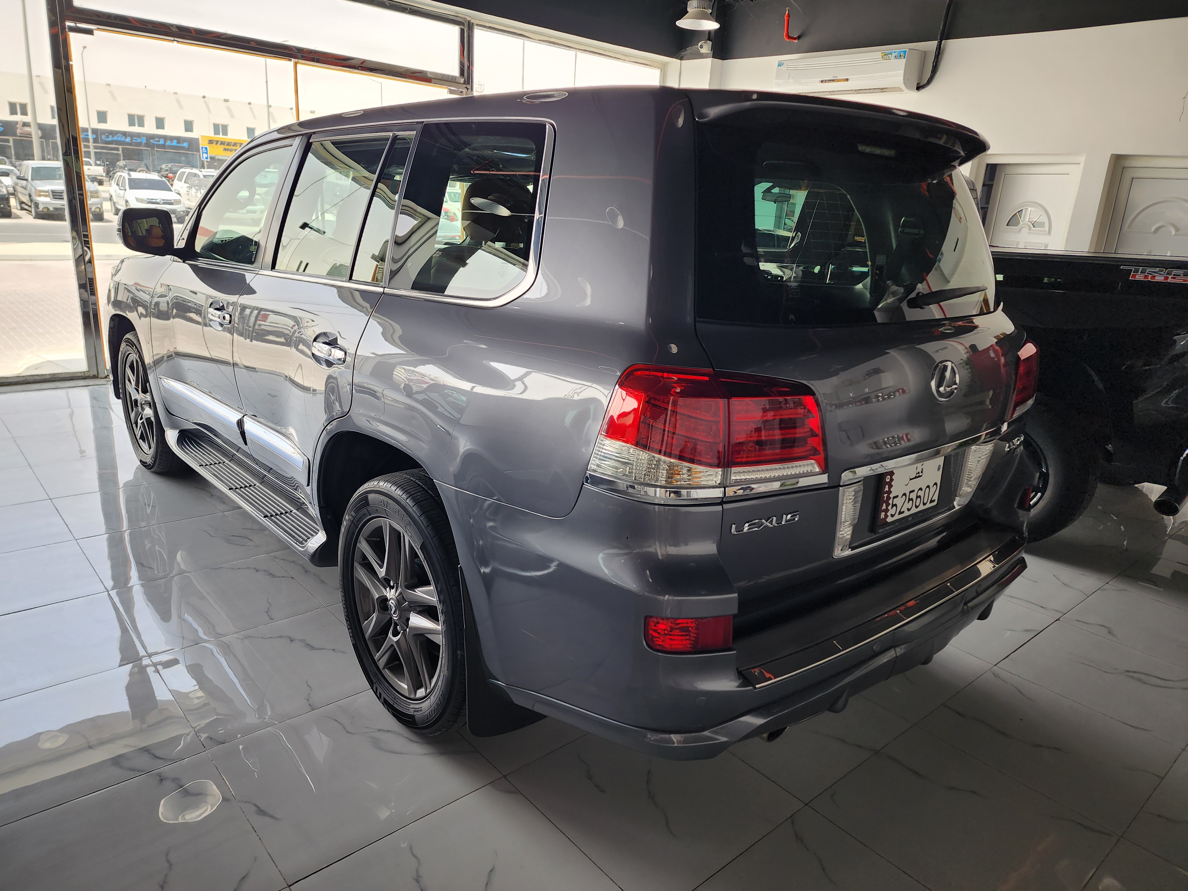 Lexus LX 570 - Image 2