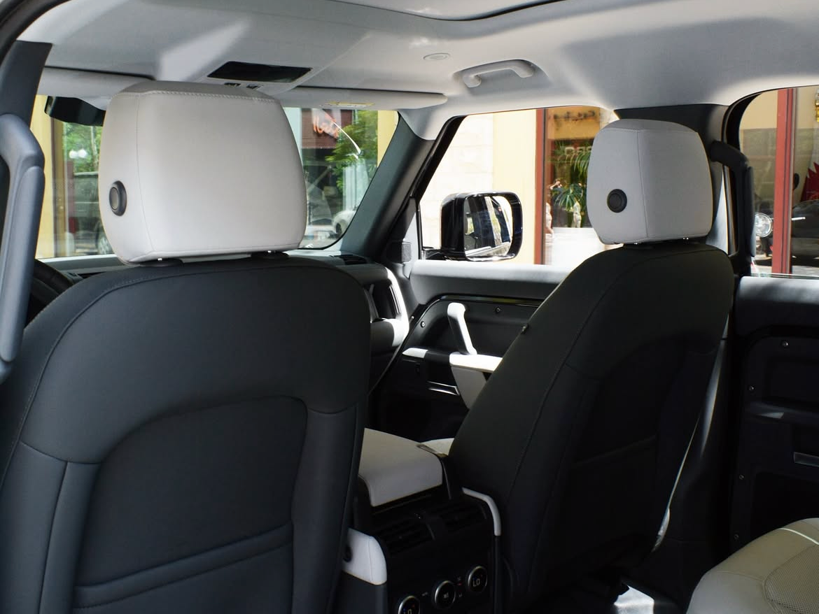 Land Rover Defender 110 S - Image 4