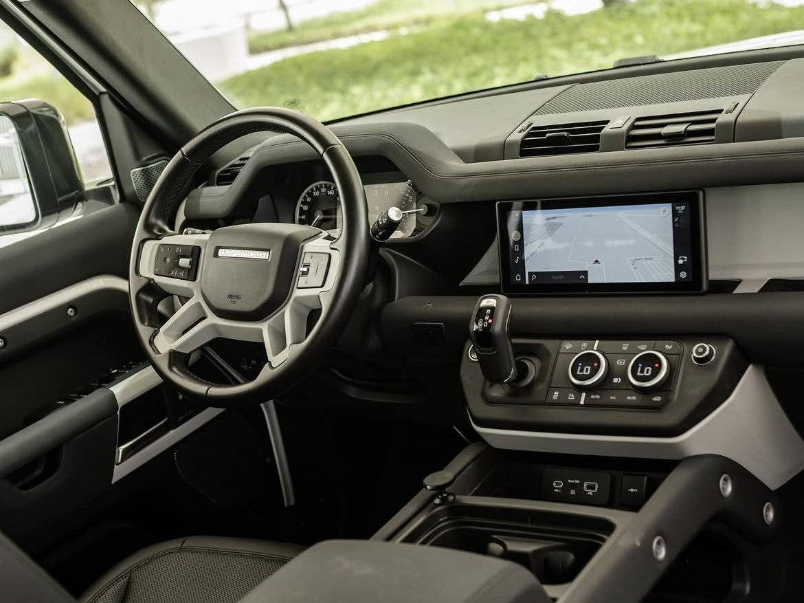 Land Rover Defender - Image 4