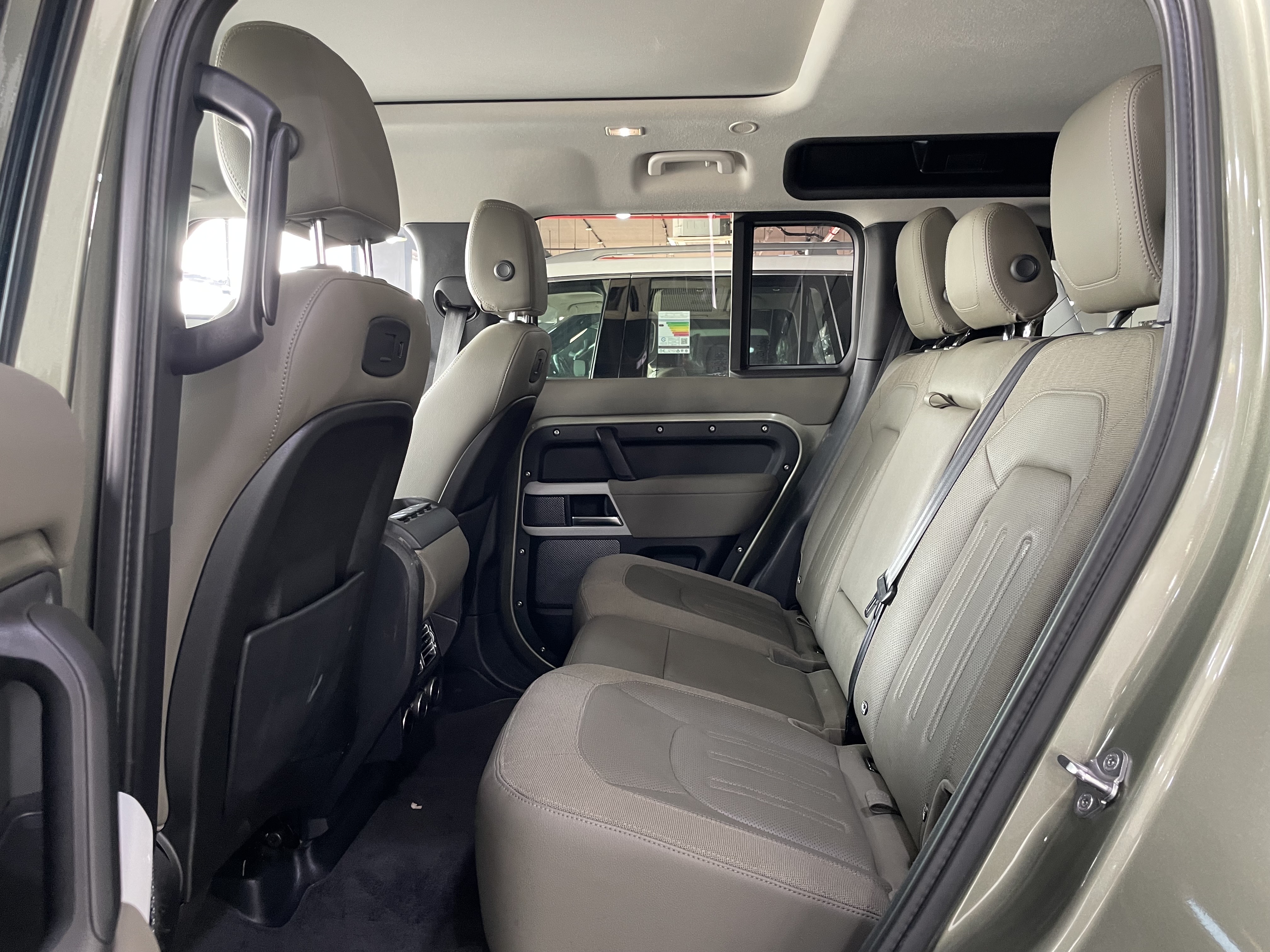 Land Rover Defender - Image 4