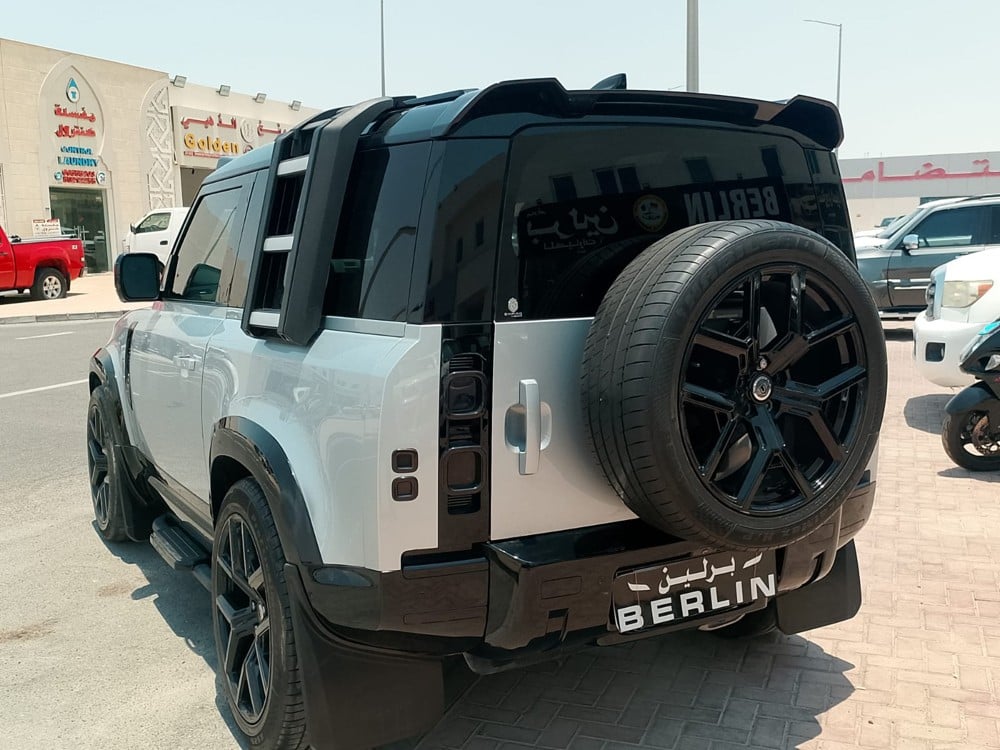 Land Rover Defender - Image 3