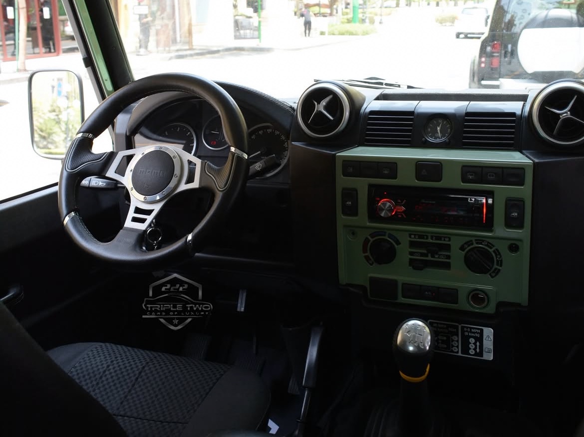 Land Rover Defender - Image 4