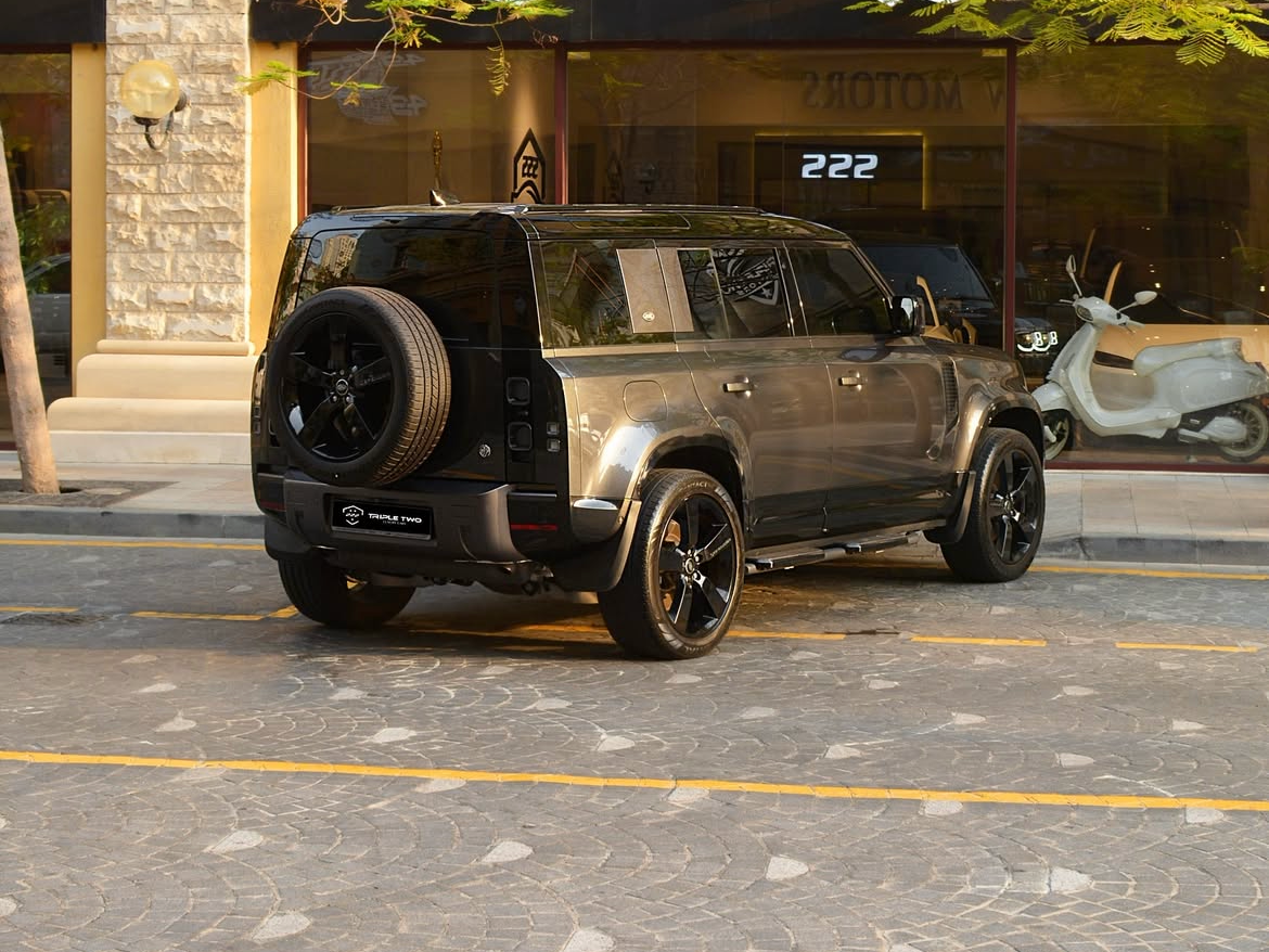 Land Rover Defender 110 HSE 2024 - Image 3