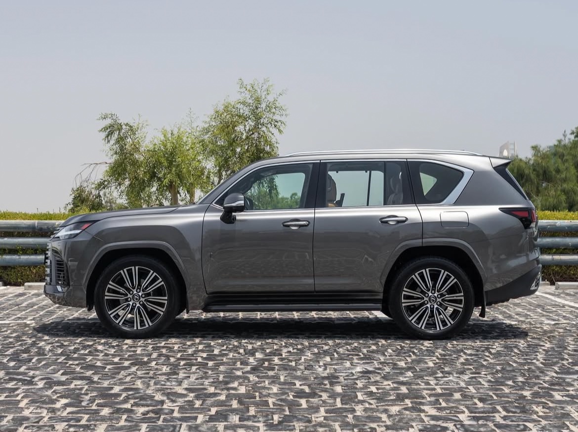 Lexus LX 600 Luxury  2024 - Image 2