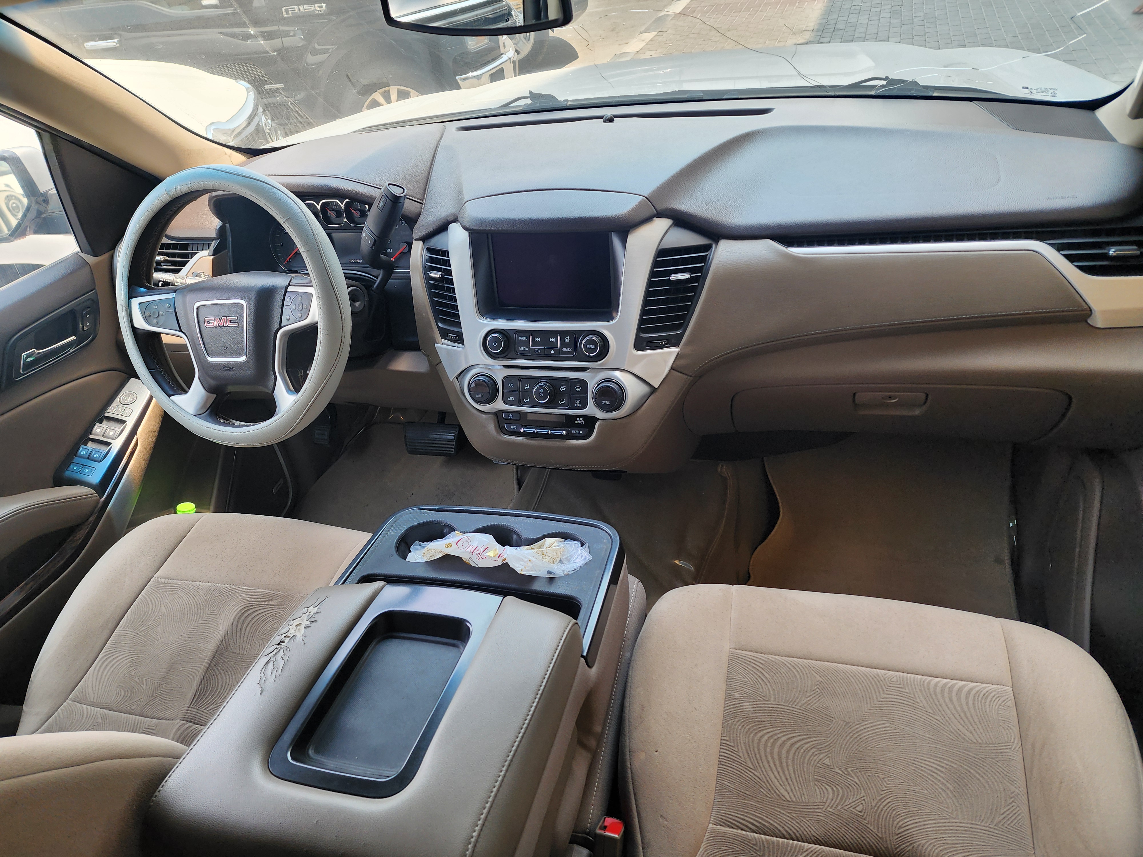 GMC Yukon 2015 - Image 2