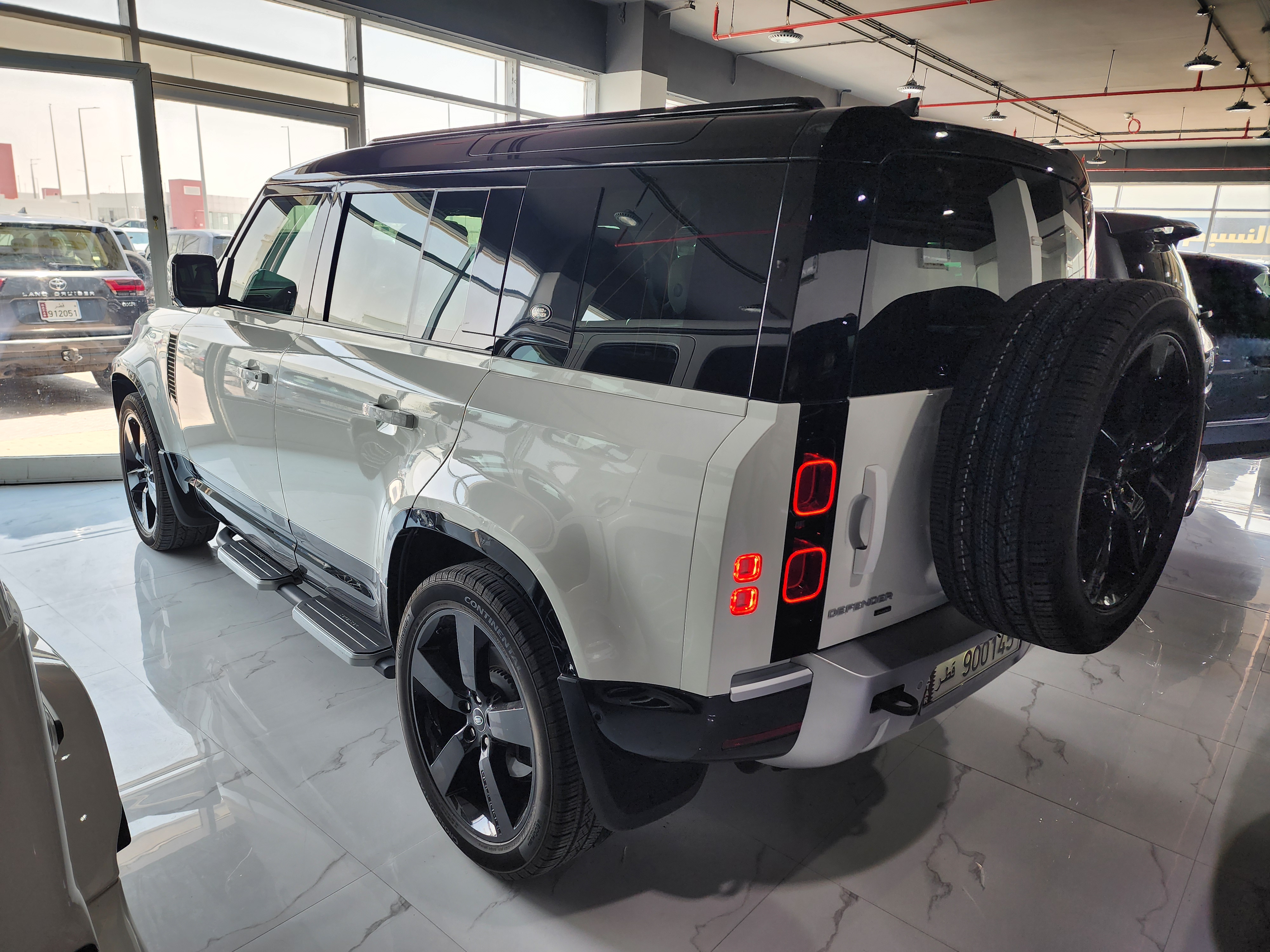 Land Rover Defender 2023 - Image 3