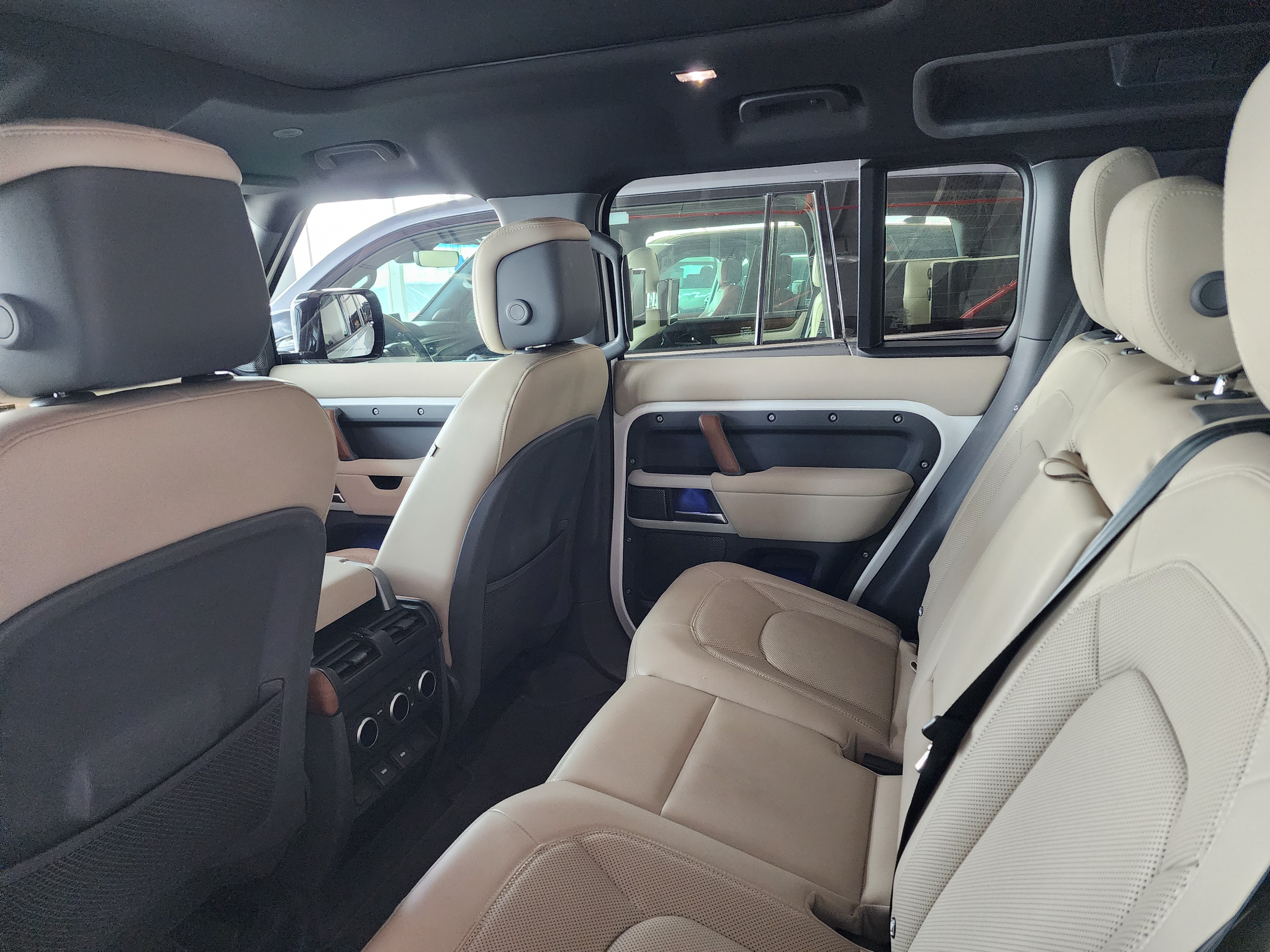 Land Rover Defender 2023 - Image 4