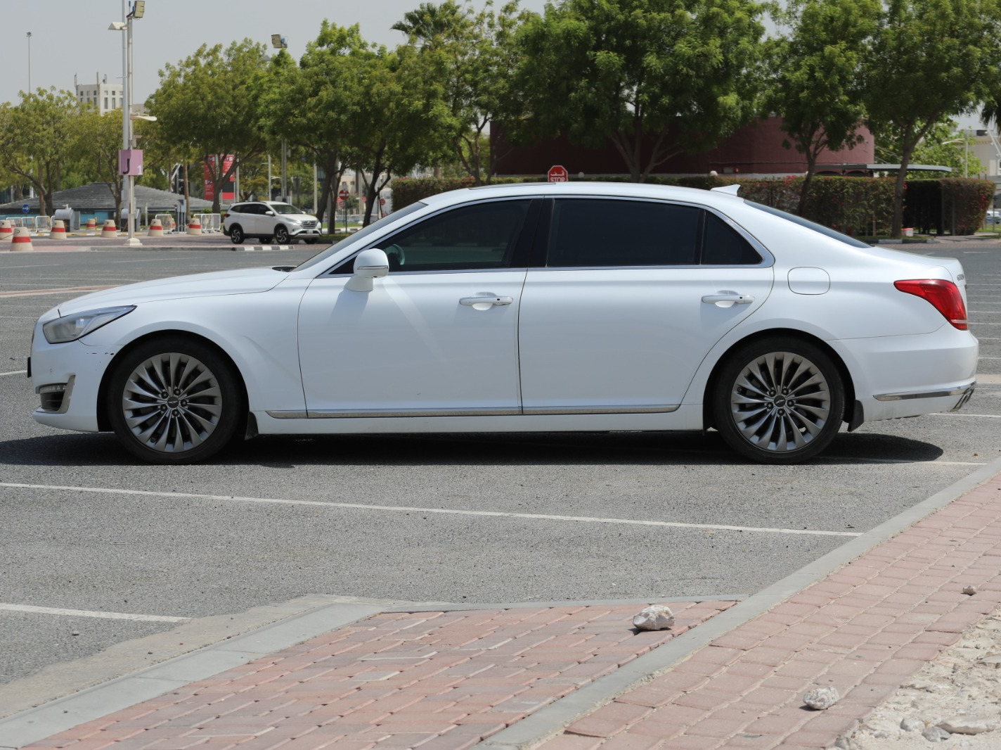 Genesis G90 2017 — photo 9 for sale in Qatar