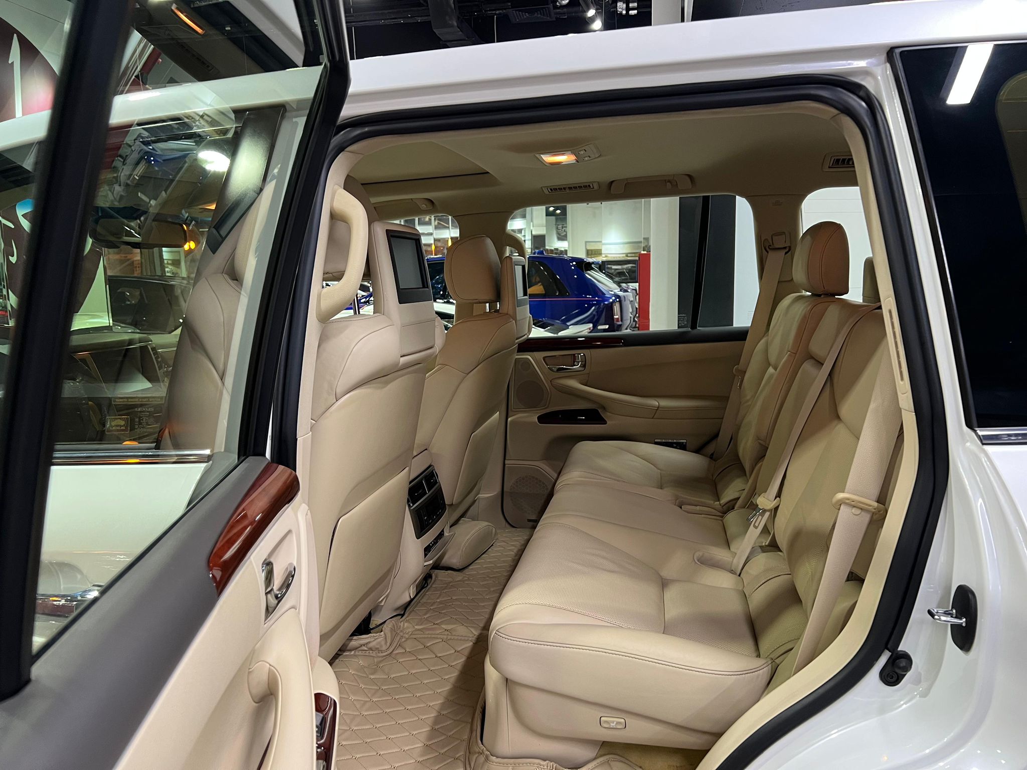 Lexus LX 570 2012 - Image 2