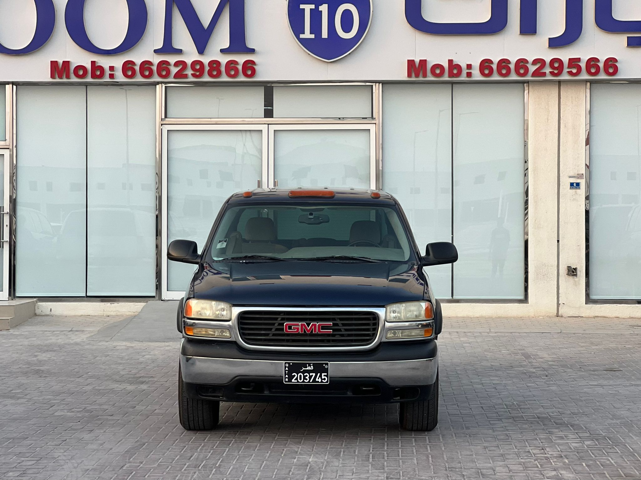 GMC Suburban. Standard 2005