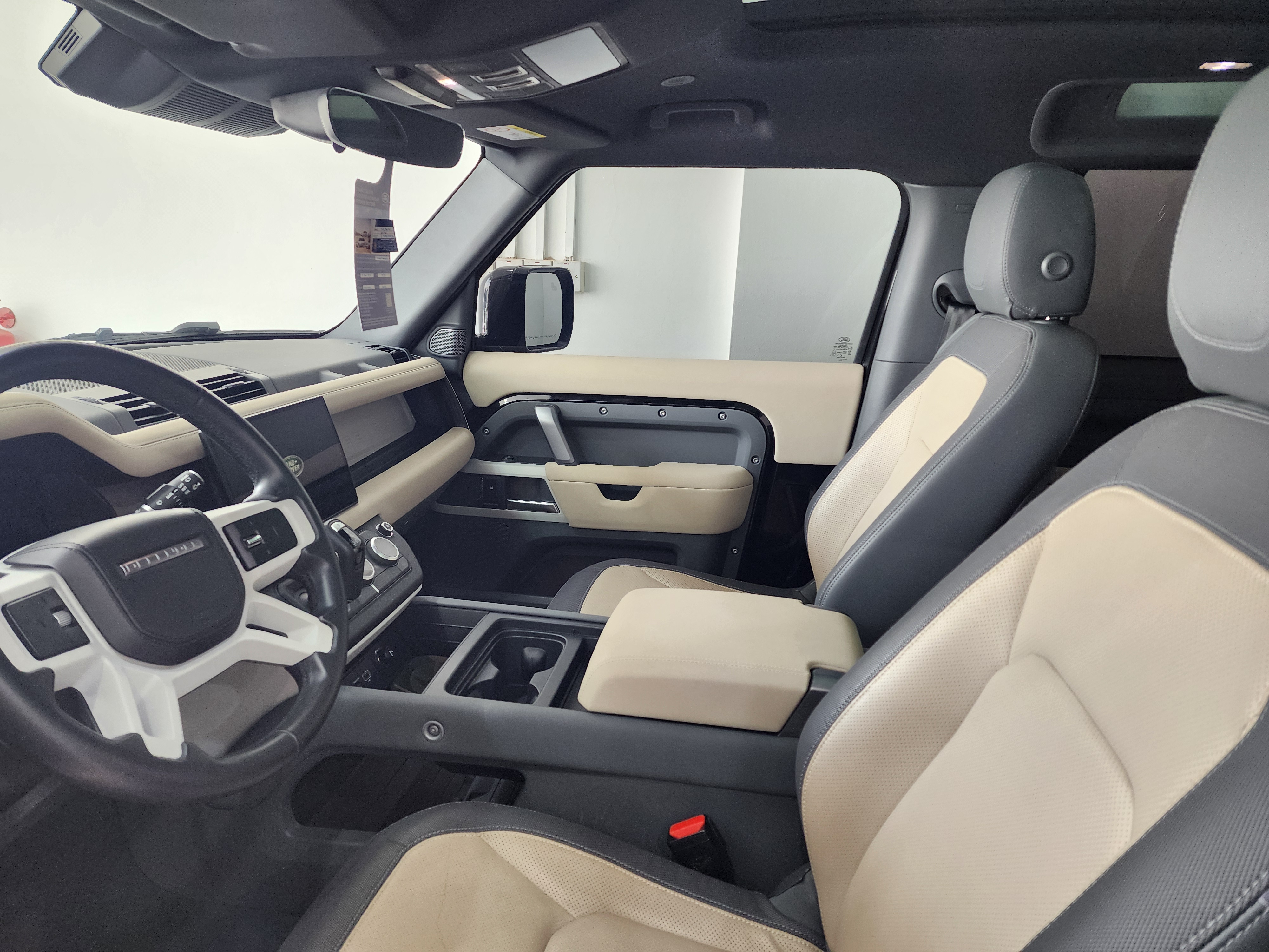 Land Rover Defender 2022 - Image 3