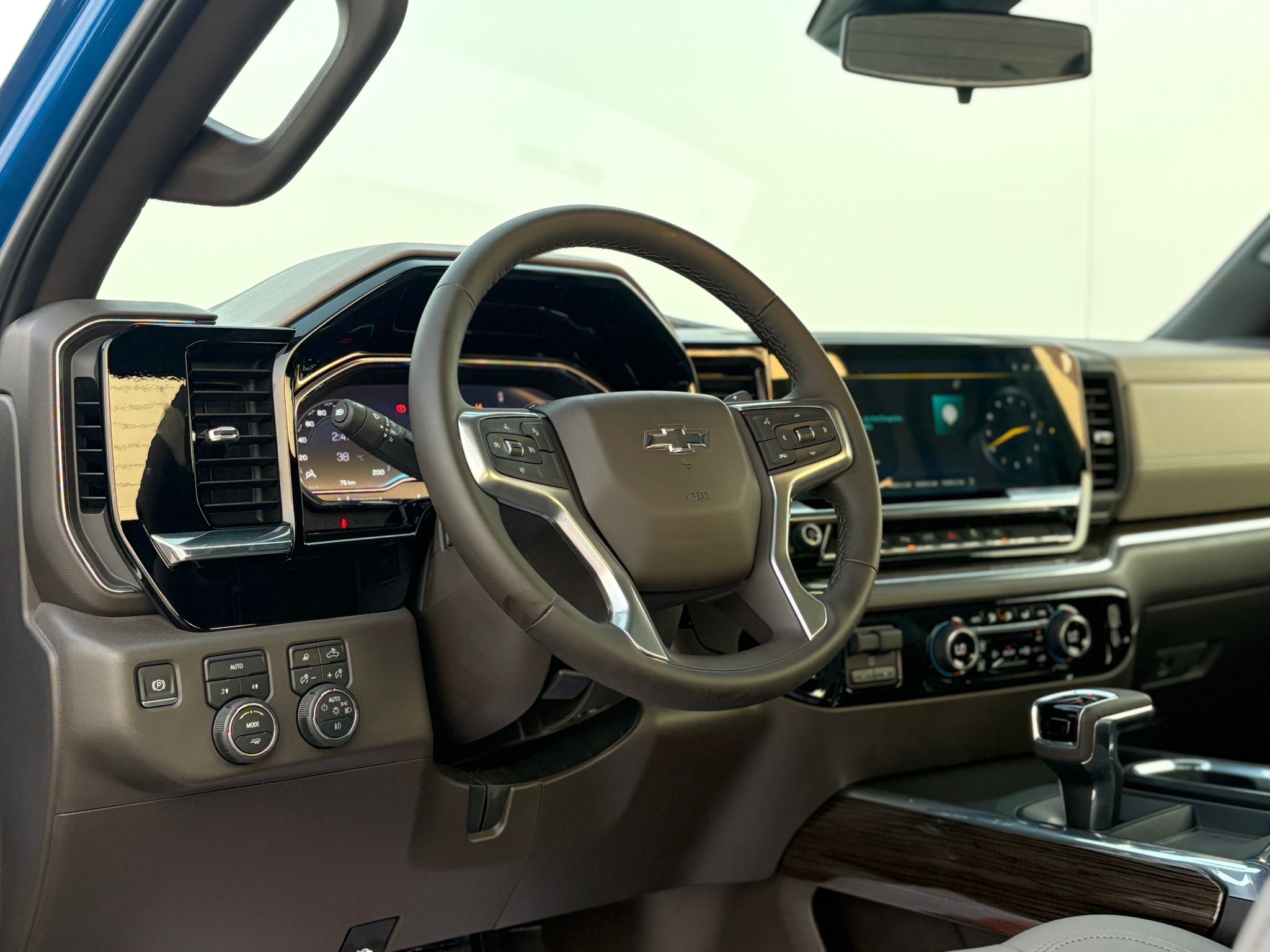 Chevrolet Silverado RST 2024 - Image 4