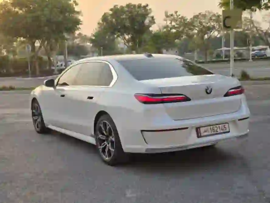 بي أم دبليو الفئة السادسة 2023 - Image 3