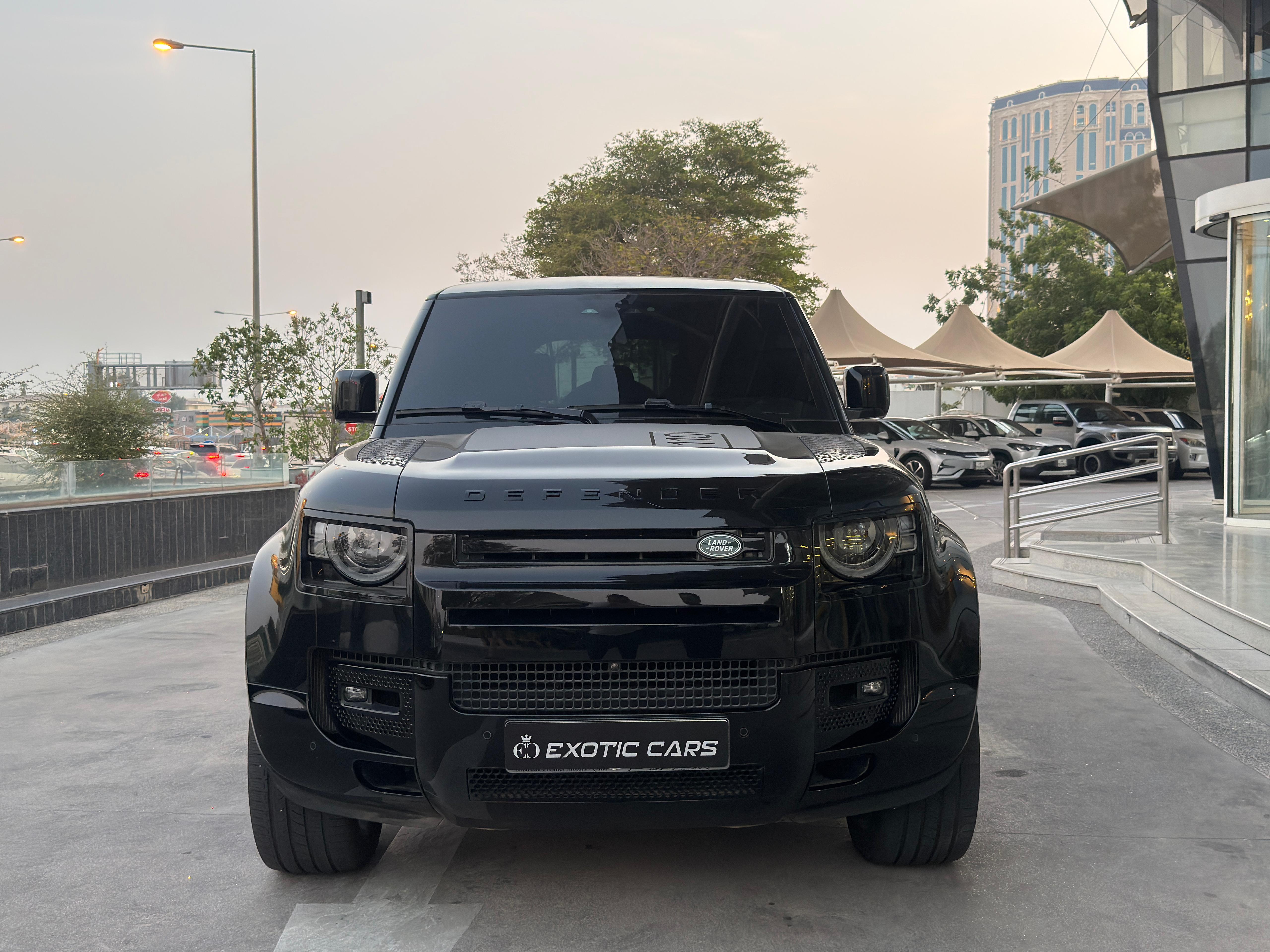 لاند روفر Defender ١١٠ اتش اس اي  2024 - Image 2