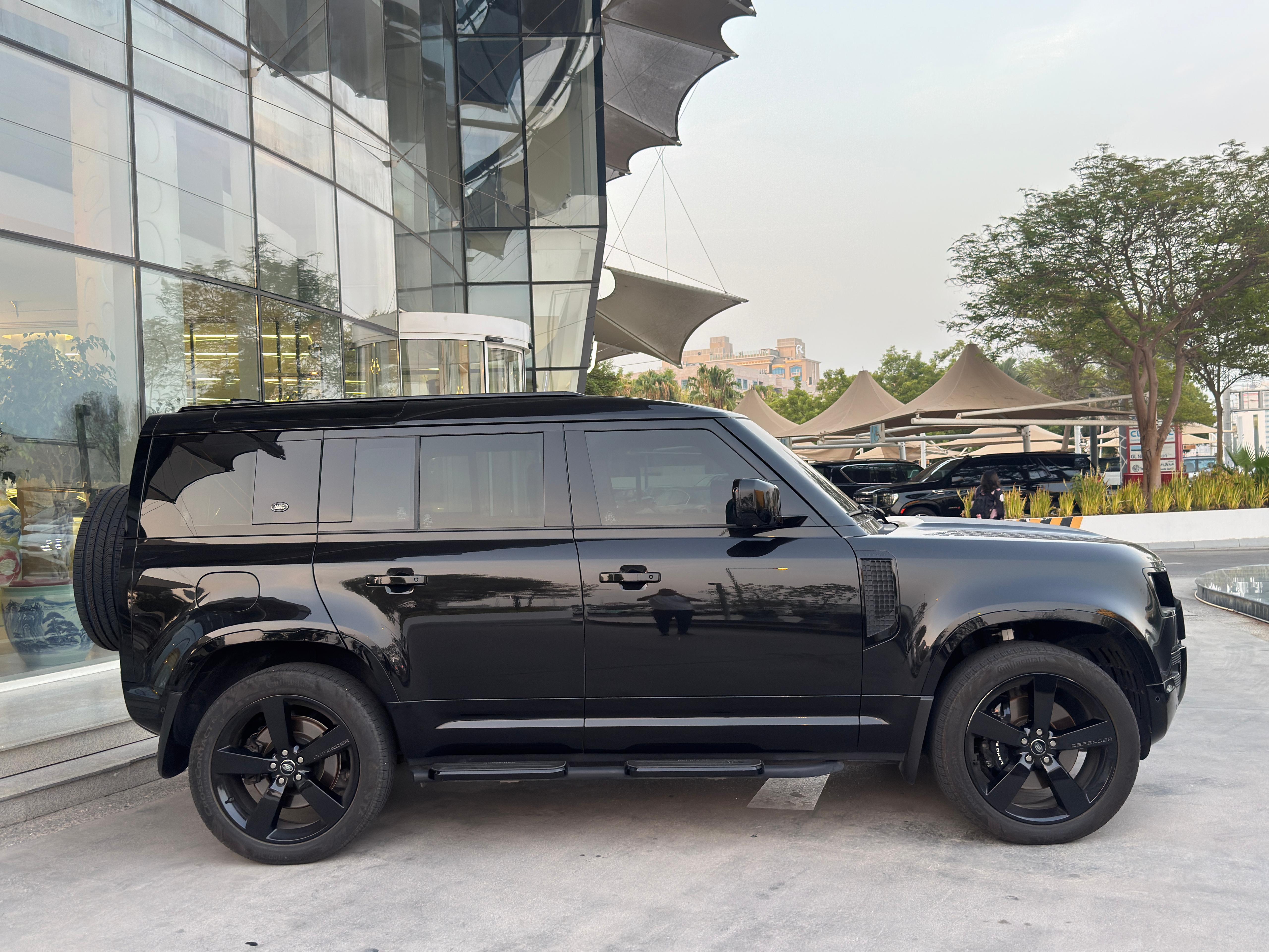لاند روفر Defender ١١٠ اتش اس اي  2024 - Image 3