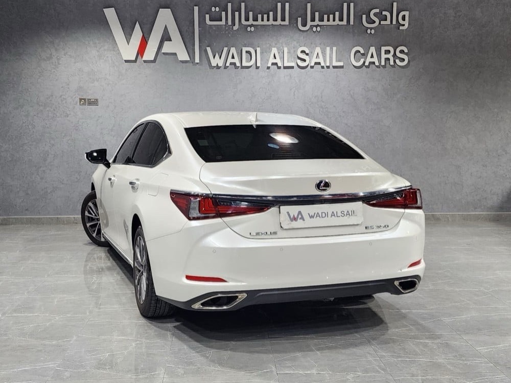 Lexus IS 350 2023 - Image 2
