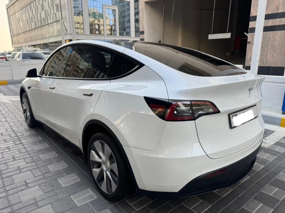 Tesla مودل واي بيرفورمانس 2022 - Image 3