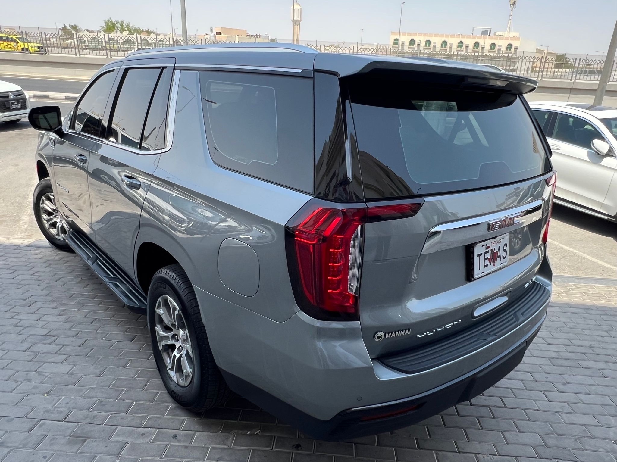 GMC Yukon SLE 2023 - Image 2