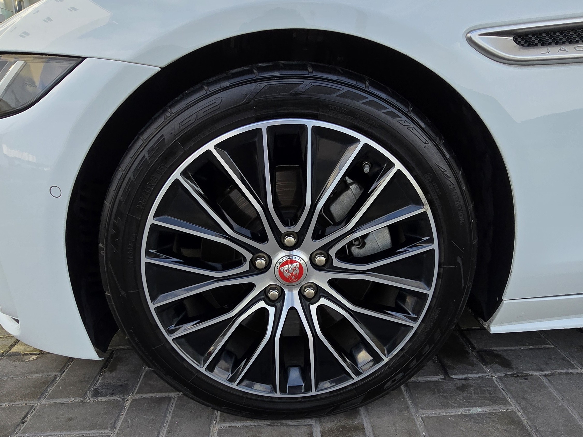 جاكوار أكس إي R Sport 2020 - Image 2