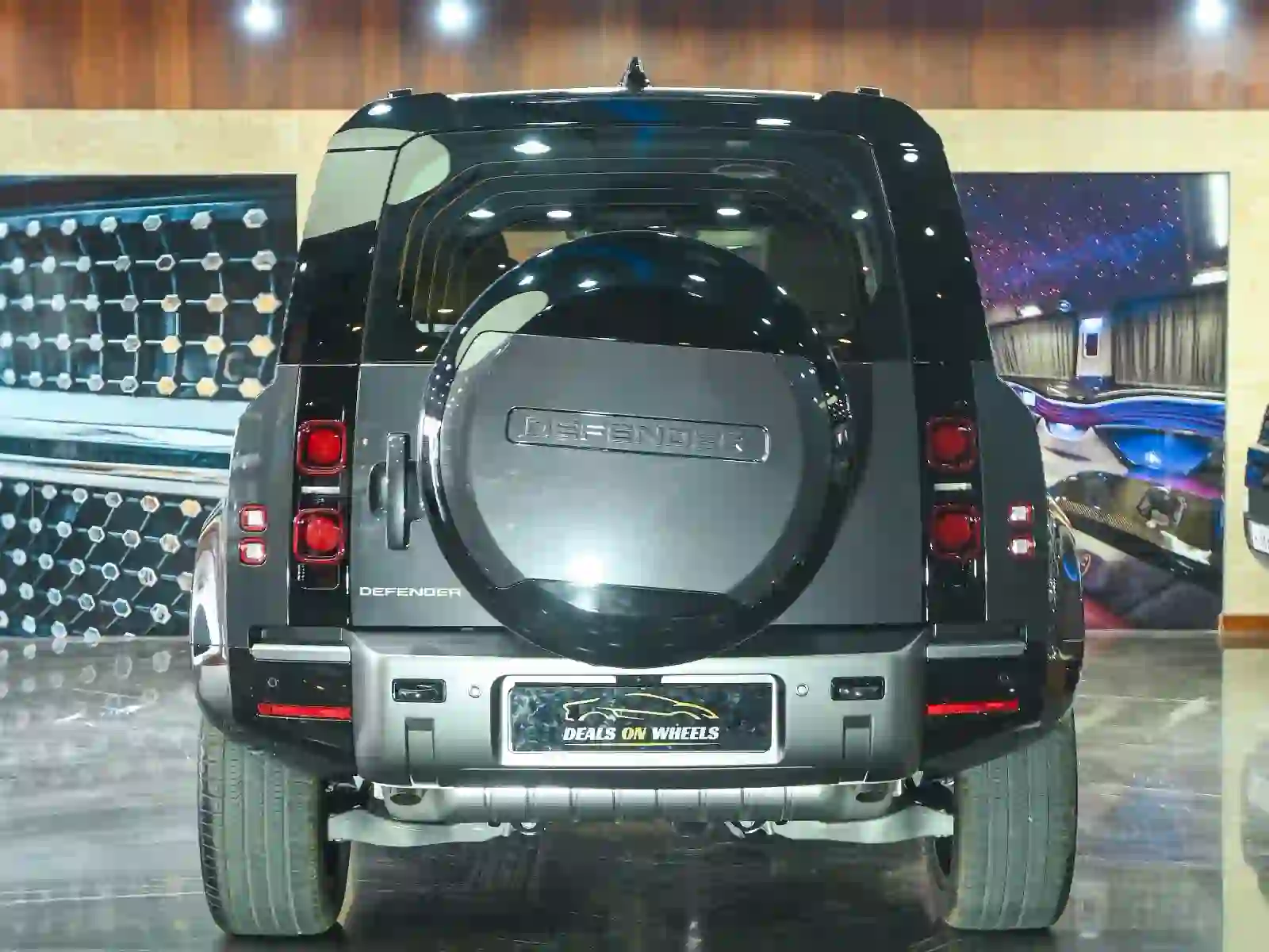 Land Rover Defender 110 HSE 2025 - Image 2