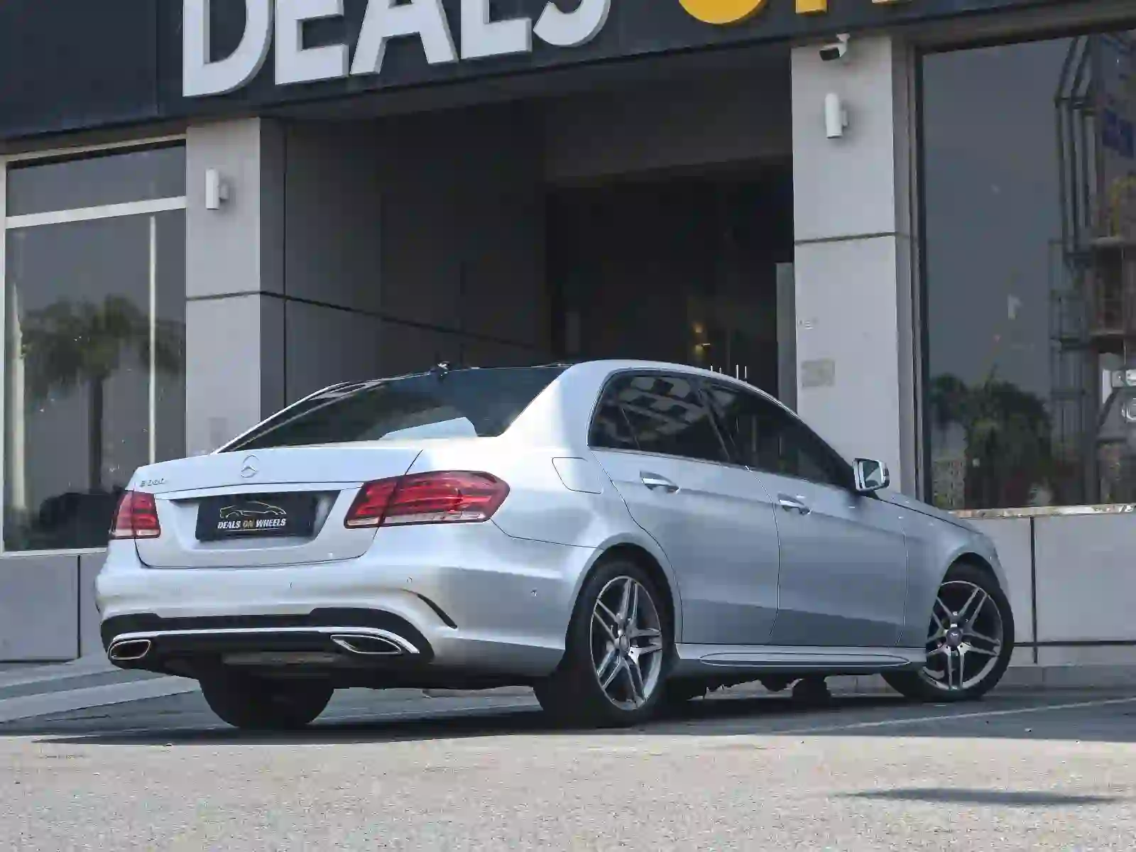 Mercedes-Benz E-Class Sedan 300 2015 - Image 2
