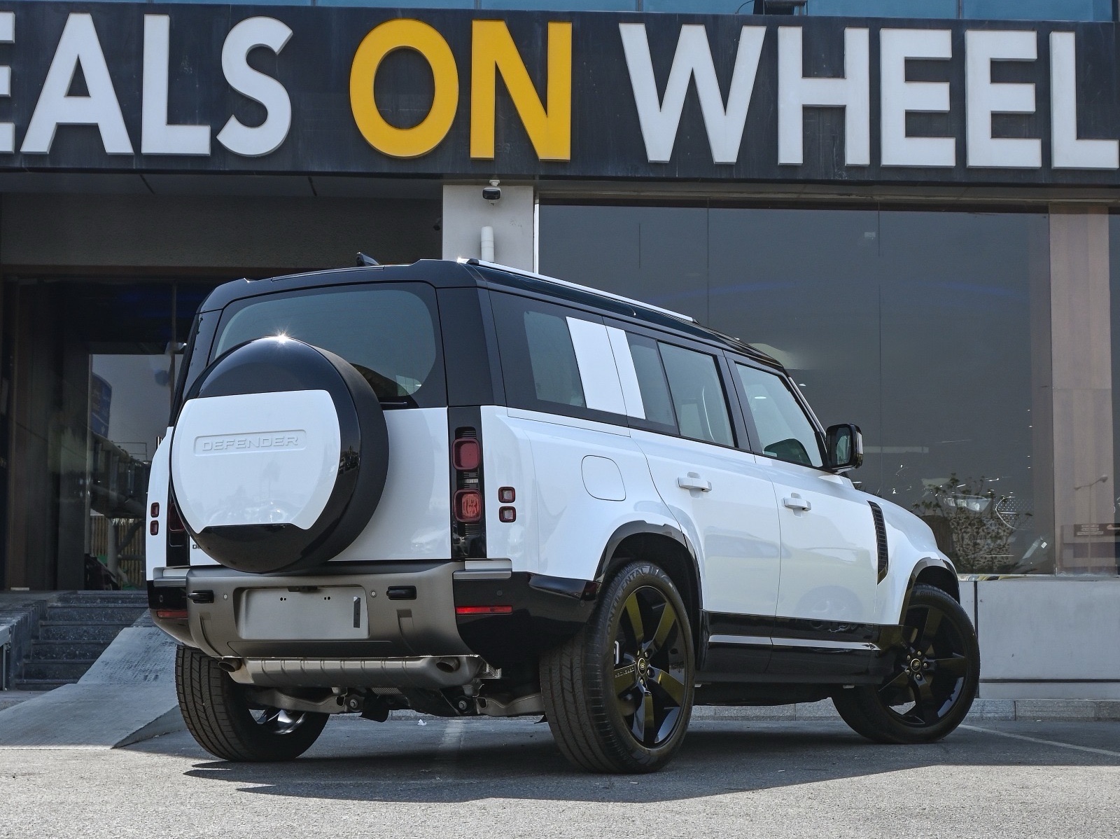 Land Rover Defender 110 2025 - Image 2