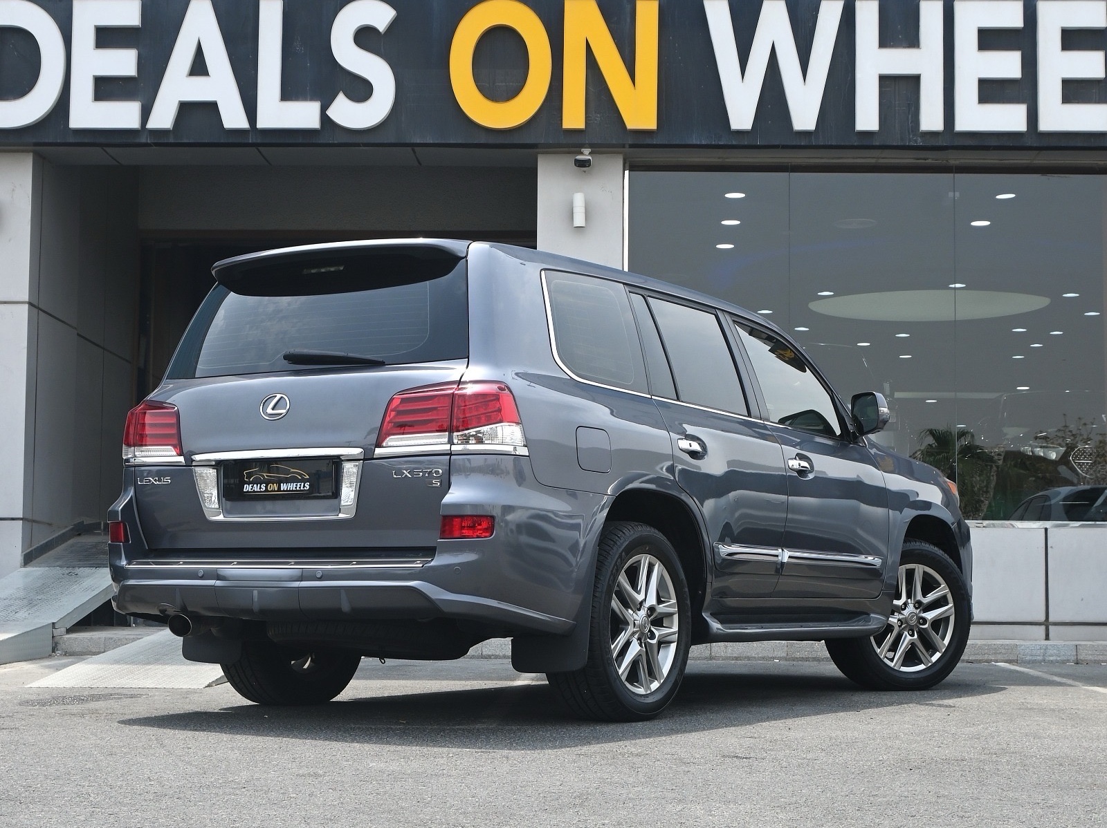 Lexus LX 570 S 2015 - Image 2