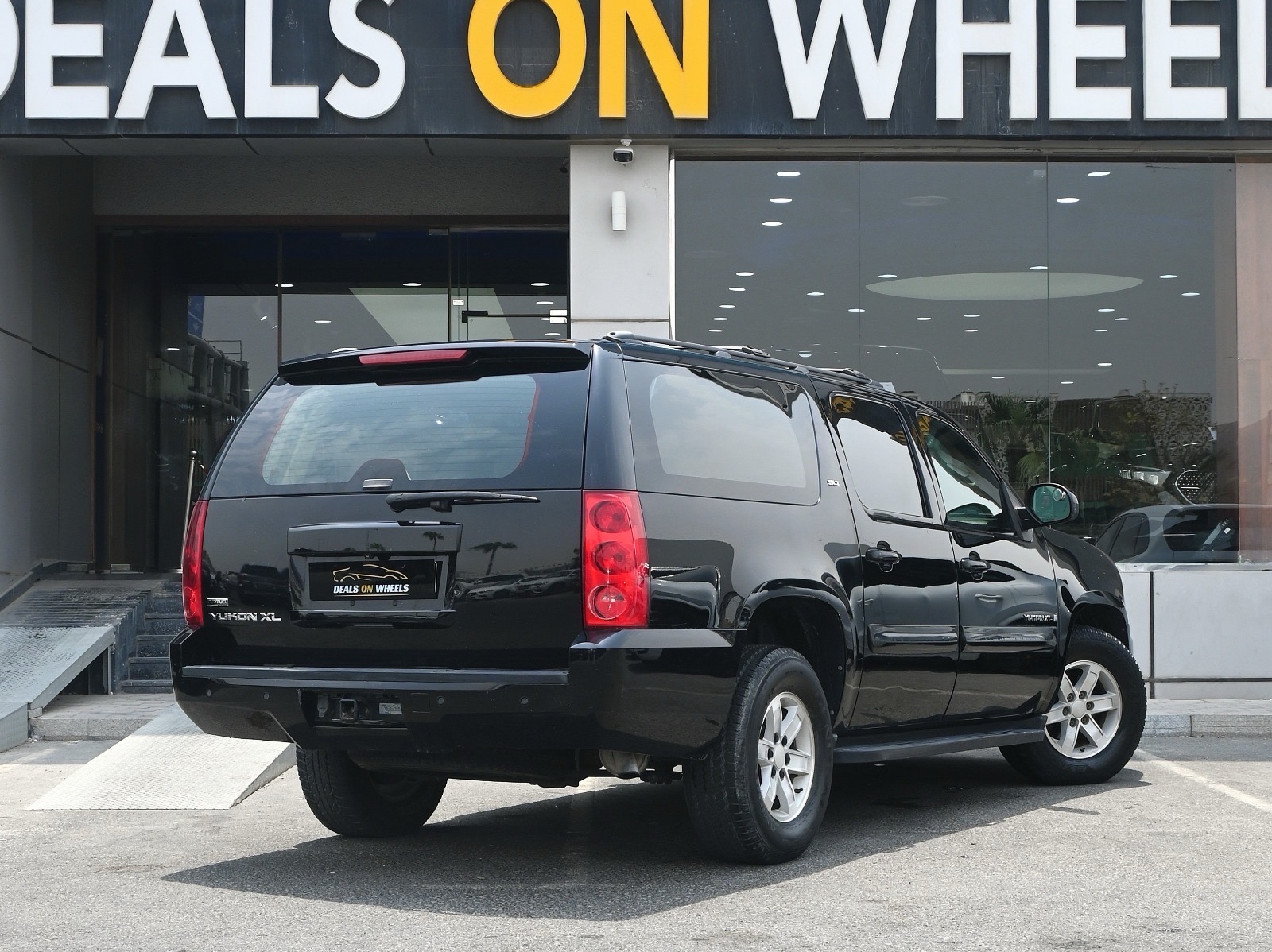 GMC Yukon XL 2009 - Image 2