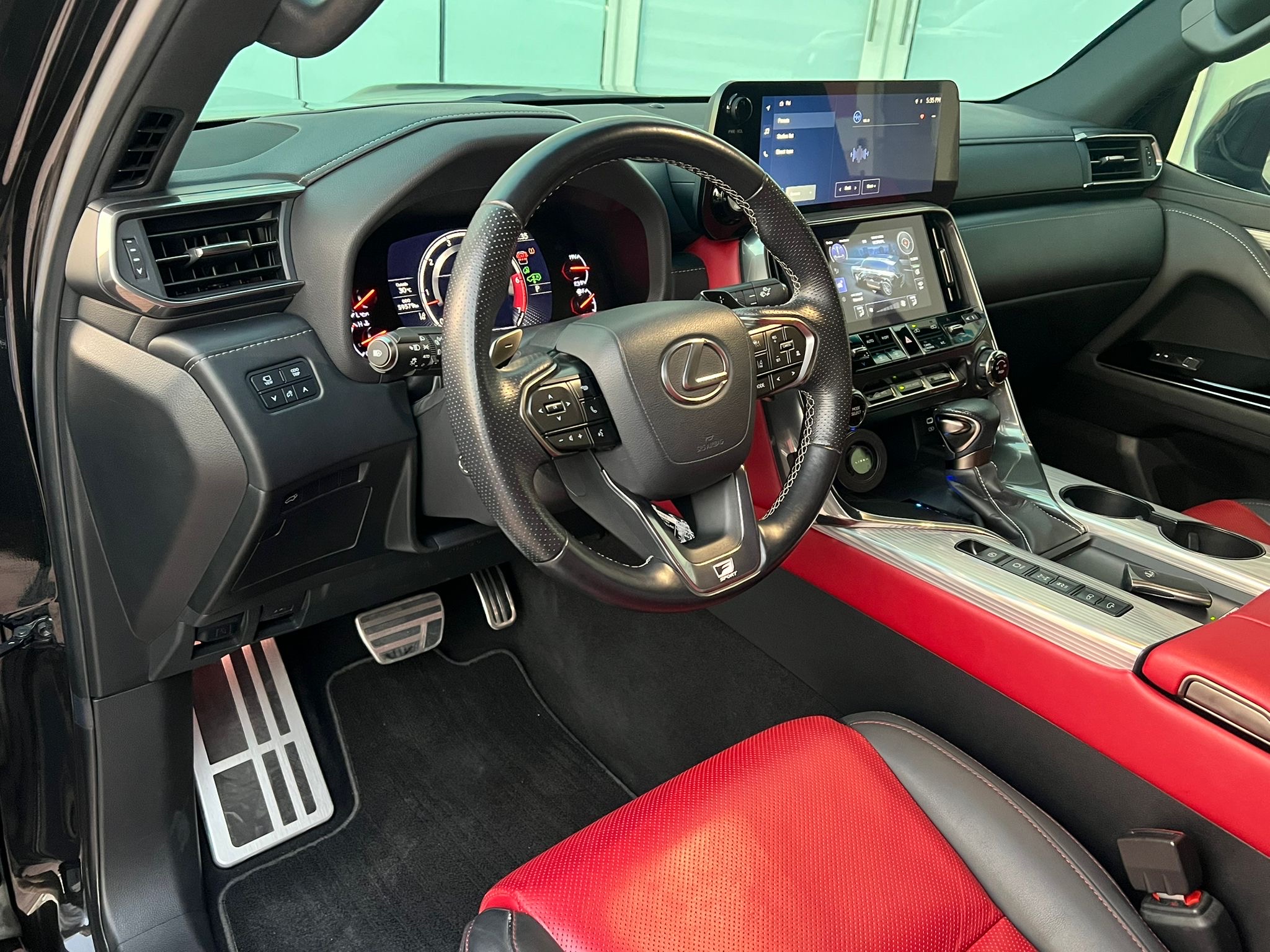 Lexus LX 600  F-Sport 2023 - Image 4