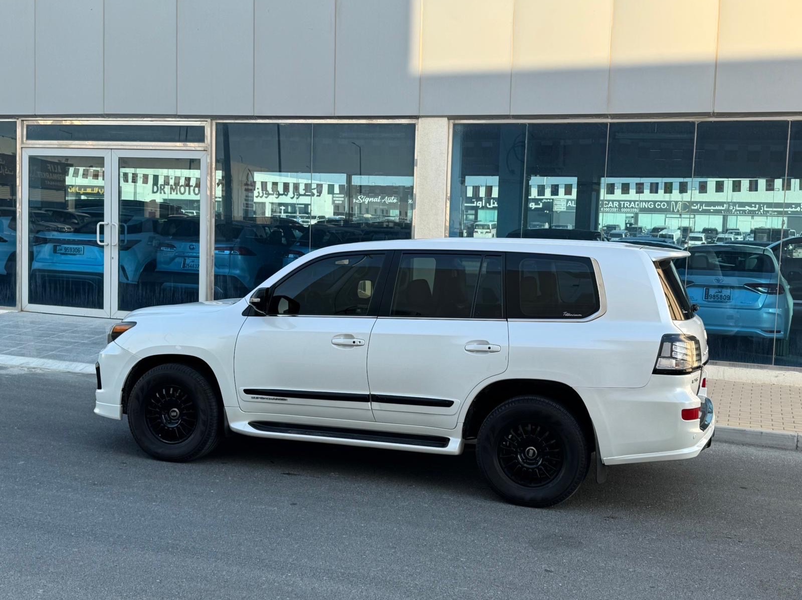 Lexus LX 570 2011 - Image 2