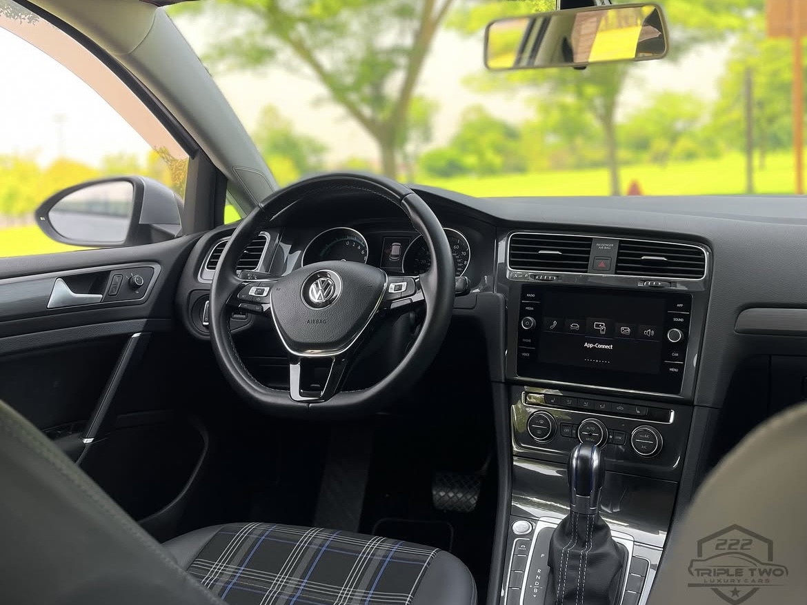 Volkswagen E-Golf - Image 3