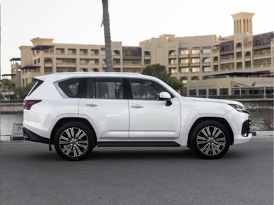 Lexus LX 600 Luxury  2024 - Image 2
