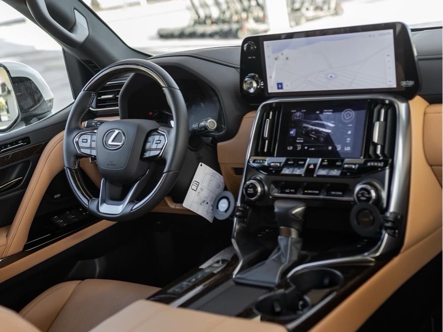Lexus LX 600 Luxury  2024 - Image 3