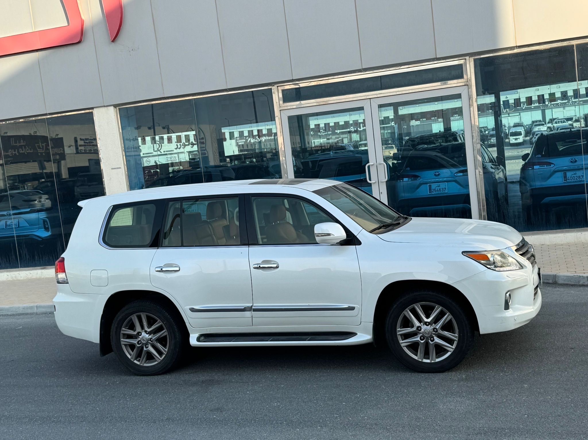 Lexus LX 570 2013 - Image 2