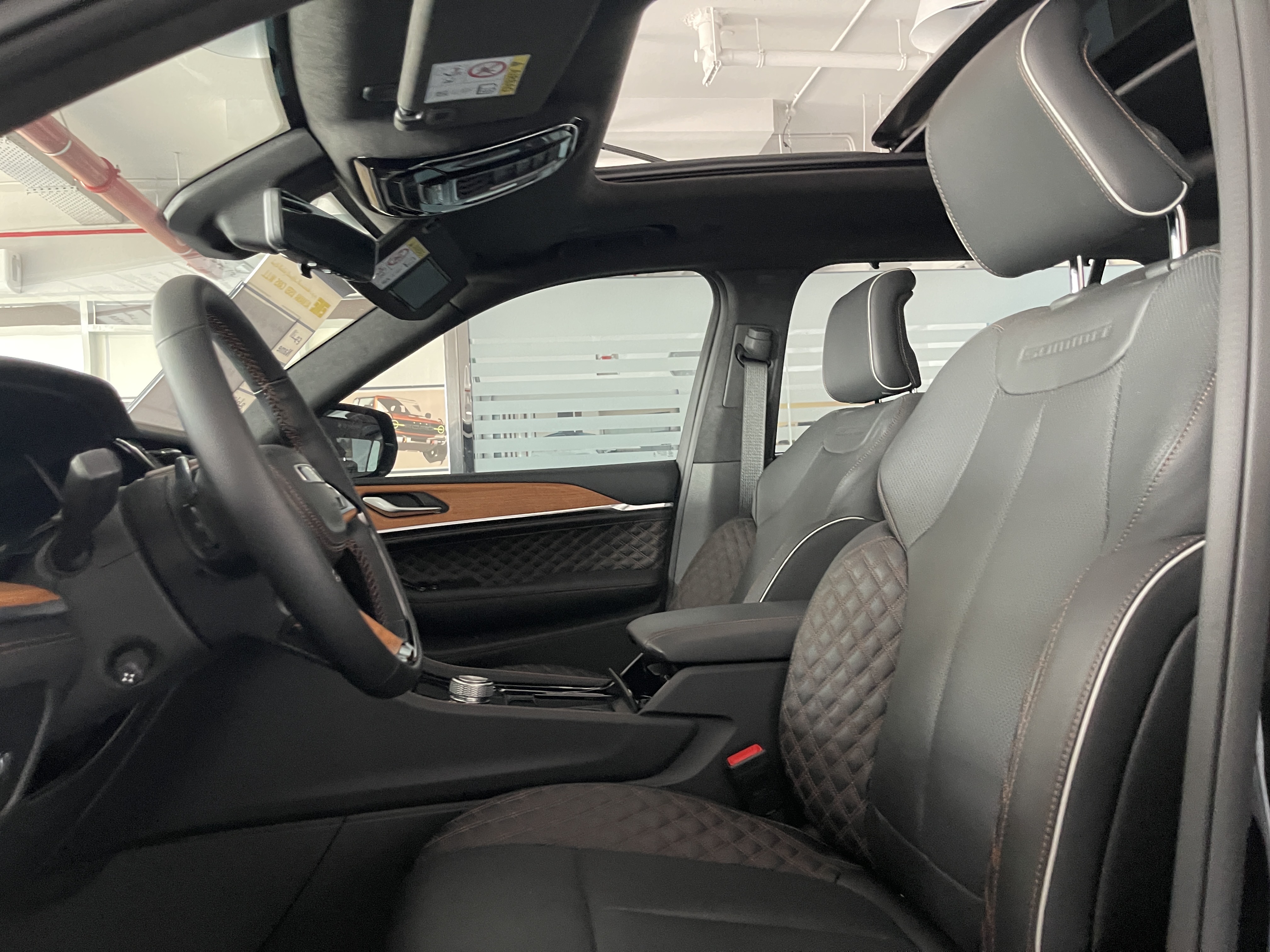 Jeep Grand Cherokee Summit 2023 - Image 4